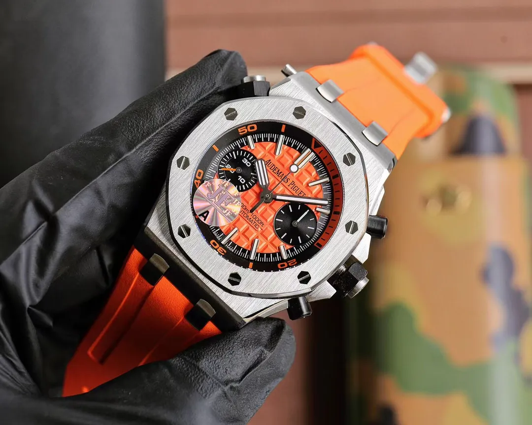 【High-end replica】💰1300! Top replica 💰Private chat! Audemars Piguet AP Royal Oak Series Fruit Model: 26703 running seconds chronograph automatic mechanical men's watch equipped with original cal.3124 movement diameter: 42mm super luminous 1. The case material is 316L stainless steel, which is forged by CNC to a diameter of 42mm in one step. The case is impeccable after being polished and polished many times through the drawing process, including the screws. 2. The grid pattern on the dial is well-proportioned and has a strong three-dimensional effect. The thickness and length of the scale lines are consistent with the original product. The nail hour markers are filled with super luminous material. Two groups of small disks are symmetrically distributed, like two small eyes. There are circles of magnification rings inside the disk, and the details are well processed. 3. The surface of the fluororubber strap has a strong frosted texture. It uses imported rubber that is odorless and dust-free, just to improve the comfort of wearing. 4. Both the front and rear glass are made of sapphire crystal mirror glass, and the mirror surface is also very transparent. This watch uses the 3124 movement, which has an appearance that is very similar to the original one, and its travel time is accurate and stable.