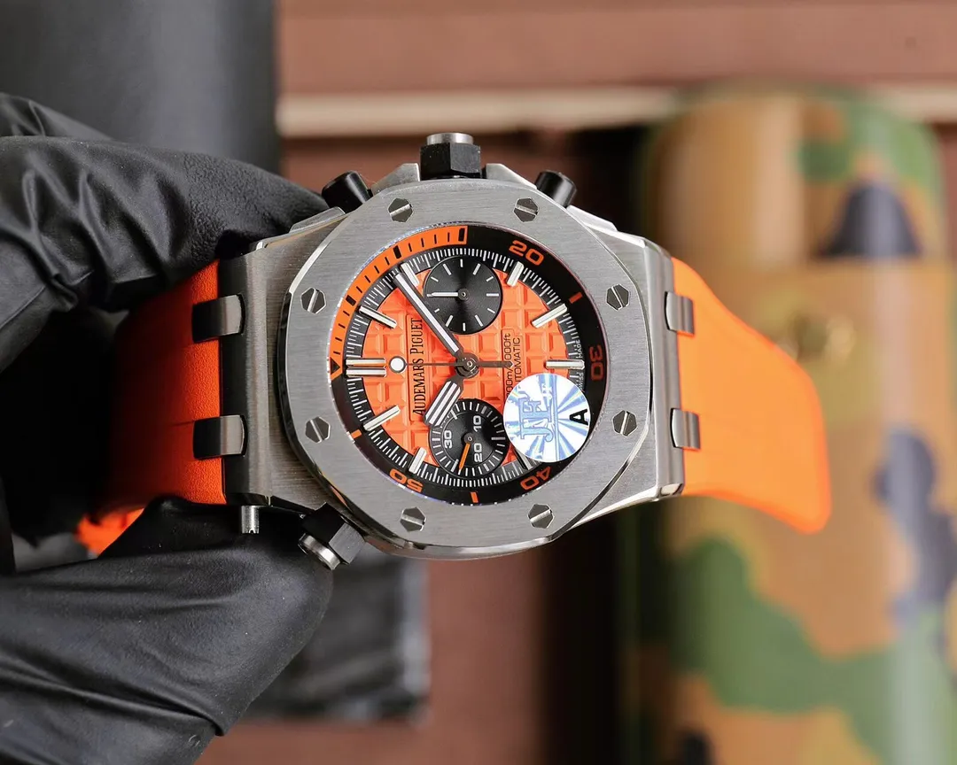 【High-end replica】💰1300! Top replica 💰Private chat! Audemars Piguet AP Royal Oak Series Fruit Model: 26703 running seconds chronograph automatic mechanical men's watch equipped with original cal.3124 movement diameter: 42mm super luminous 1. The case material is 316L stainless steel, which is forged by CNC to a diameter of 42mm in one step. The case is impeccable after being polished and polished many times through the drawing process, including the screws. 2. The grid pattern on the dial is well-proportioned and has a strong three-dimensional effect. The thickness and length of the scale lines are consistent with the original product. The nail hour markers are filled with super luminous material. Two groups of small disks are symmetrically distributed, like two small eyes. There are circles of magnification rings inside the disk, and the details are well processed. 3. The surface of the fluororubber strap has a strong frosted texture. It uses imported rubber that is odorless and dust-free, just to improve the comfort of wearing. 4. Both the front and rear glass are made of sapphire crystal mirror glass, and the mirror surface is also very transparent. This watch uses the 3124 movement, which has an appearance that is very similar to the original one, and its travel time is accurate and stable.