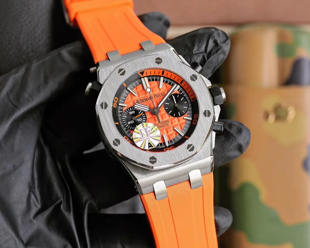 【High-end replica】💰1300! Top replica 💰Private chat! Audemars Piguet AP Royal Oak Series Fruit Model: 26703 running seconds chronograph automatic mechanical men's watch equipped with original cal.3124 movement diameter: 42mm super luminous 1. The case material is 316L stainless steel, which is forged by CNC to a diameter of 42mm in one step. The case is impeccable after being polished and polished many times through the drawing process, including the screws. 2. The grid pattern on the dial is well-proportioned and has a strong three-dimensional effect. The thickness and length of the scale lines are consistent with the original product. The nail hour markers are filled with super luminous material. Two groups of small disks are symmetrically distributed, like two small eyes. There are circles of magnification rings inside the disk, and the details are well processed. 3. The surface of the fluororubber strap has a strong frosted texture. It uses imported rubber that is odorless and dust-free, just to improve the comfort of wearing. 4. Both the front and rear glass are made of sapphire crystal mirror glass, and the mirror surface is also very transparent. This watch uses the 3124 movement, which has an appearance that is very similar to the original one, and its travel time is accurate and stable.