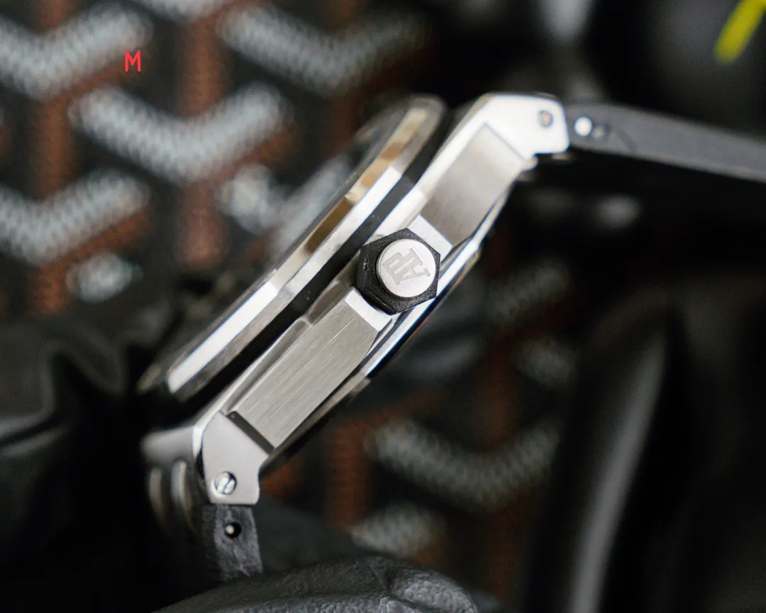 Audemars Piguet 15710ST.OO.A002CA.01 Royal Oak Offshore Men's Mechanical Watch, size 42MM14MM, with replica original Cal. fully automatic mechanical movement, crystal glass, imported 316 stainless steel case, with imported rubber strap, original pin buckle, ultra-high quality, value for money, a must-have artifact for tough guys After multiple processes of polishing and frosting, Audemars Piguet's unique octagonal bezel finally expresses sharp angular lines. Audemars Piguet's entry-level watch