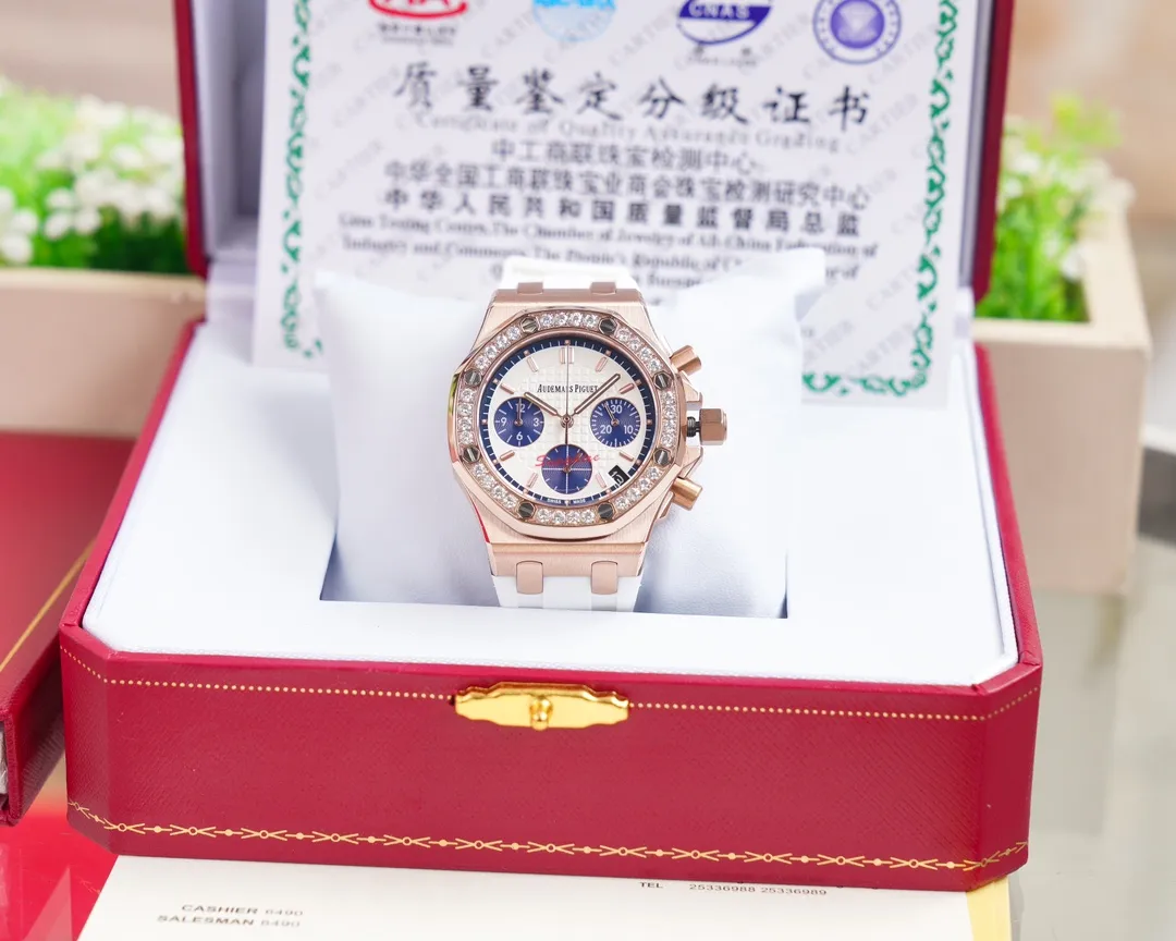 The goddess version of "Red Panda" is set with 32 brilliant-cut diamonds, with a total weight of about 1.02 carats. It is elegant and noble and can be used in all seasons. It is suitable for any occasion. "Red Panda" is full of attraction! Taiwan ZG Factory's latest masterpiece 🏅️🏅️ [Brand] Audemars Piguet [Series] Royal Oak Offshore [Movement] VK quartz movement imported from Japan (zero repair) [Case] 316L dissolved propeller precision cultured shell cover 4 pieces synthesized. The exquisite craftsmanship of CNC computer numerical control machine tools is consistent with the original product [Gender] Women [Mirror] Highly transparent tempered glass mirror [Buckle] 316L stainless steel case buckle [Size] Diameter 37MM Thickness 12MM Chic and outstanding "beauty" you deserve❤️❤️