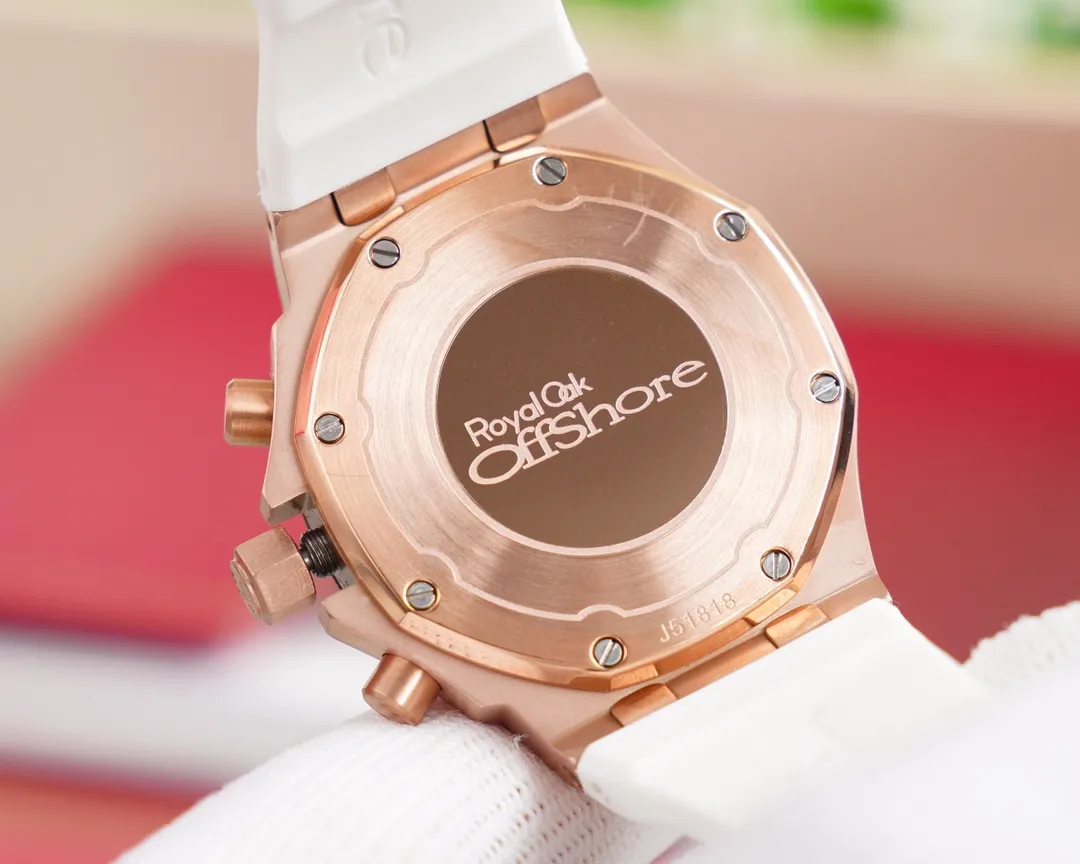 The goddess version of "Red Panda" is set with 32 brilliant-cut diamonds, with a total weight of about 1.02 carats. It is elegant and noble and can be used in all seasons. It is suitable for any occasion. "Red Panda" is full of attraction! Taiwan ZG Factory's latest masterpiece 🏅️🏅️ [Brand] Audemars Piguet [Series] Royal Oak Offshore [Movement] VK quartz movement imported from Japan (zero repair) [Case] 316L dissolved propeller precision cultured shell cover 4 pieces synthesized. The exquisite craftsmanship of CNC computer numerical control machine tools is consistent with the original product [Gender] Women [Mirror] Highly transparent tempered glass mirror [Buckle] 316L stainless steel case buckle [Size] Diameter 37MM Thickness 12MM Chic and outstanding "beauty" you deserve❤️❤️