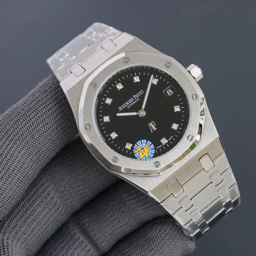 The grand finale of the year - the Audemars Piguet Royal Oak 15202 AP hard steel king pushes the style to a higher level [Case] ​​39MM diameter, classic octagonal ring polishing, the masculine shape has a slight sense of softness, with anti-glare sapphire crystal mirror and bottom cover, waterproof depth up to 200 meters. [Dial] It is dazzling and brilliant even in weak light, which is another technical breakthrough of ZF. Engraved with "Petite Tapisserie" small plaid decoration, fluorescent-coated white gold three-dimensional hour markers and Royal Oak series fluorescent-coated hands are simple yet noble. [Watch Strap] Steel King’s iconic watch strap is meticulously crafted, and each knot is of moderate size and width. Unlike the previous folding clasp, the AP square is also polished, which complements the similarly polished ring. [Movement] Self-researched and restored genuine Cal.2121 movement, with a similar appearance and no less stability than the original movement. God-level texture, the king of polishing! Please appreciate it and play with it!
