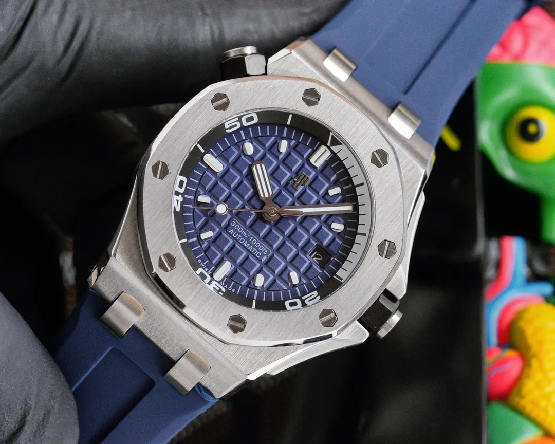 【High-end replica】💰1720! Audemars Piguet 15710ST.OO.A002CA.01 Royal Oak Offshore Men's Mechanical Watch, size 42MM14MM, with replica original Cal. fully automatic mechanical movement, crystal glass, imported 316 stainless steel case, with imported rubber strap, original pin buckle, ultra-high quality, value for money, a must-have artifact for tough guys After multiple processes of polishing and frosting, Audemars Piguet's unique octagonal bezel finally expresses sharp angular lines. Audemars Piguet's entry-level watch