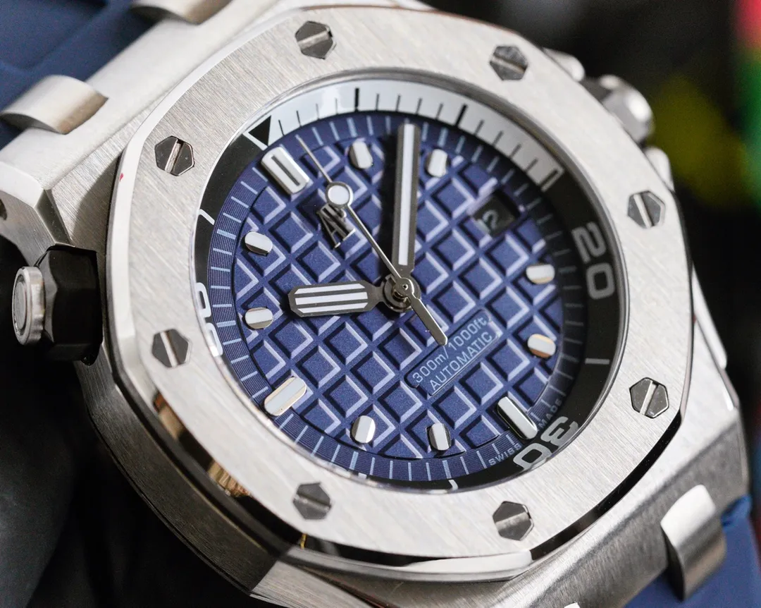 【High-end replica】💰1720! Audemars Piguet 15710ST.OO.A002CA.01 Royal Oak Offshore Men's Mechanical Watch, size 42MM14MM, with replica original Cal. fully automatic mechanical movement, crystal glass, imported 316 stainless steel case, with imported rubber strap, original pin buckle, ultra-high quality, value for money, a must-have artifact for tough guys After multiple processes of polishing and frosting, Audemars Piguet's unique octagonal bezel finally expresses sharp angular lines. Audemars Piguet's entry-level watch