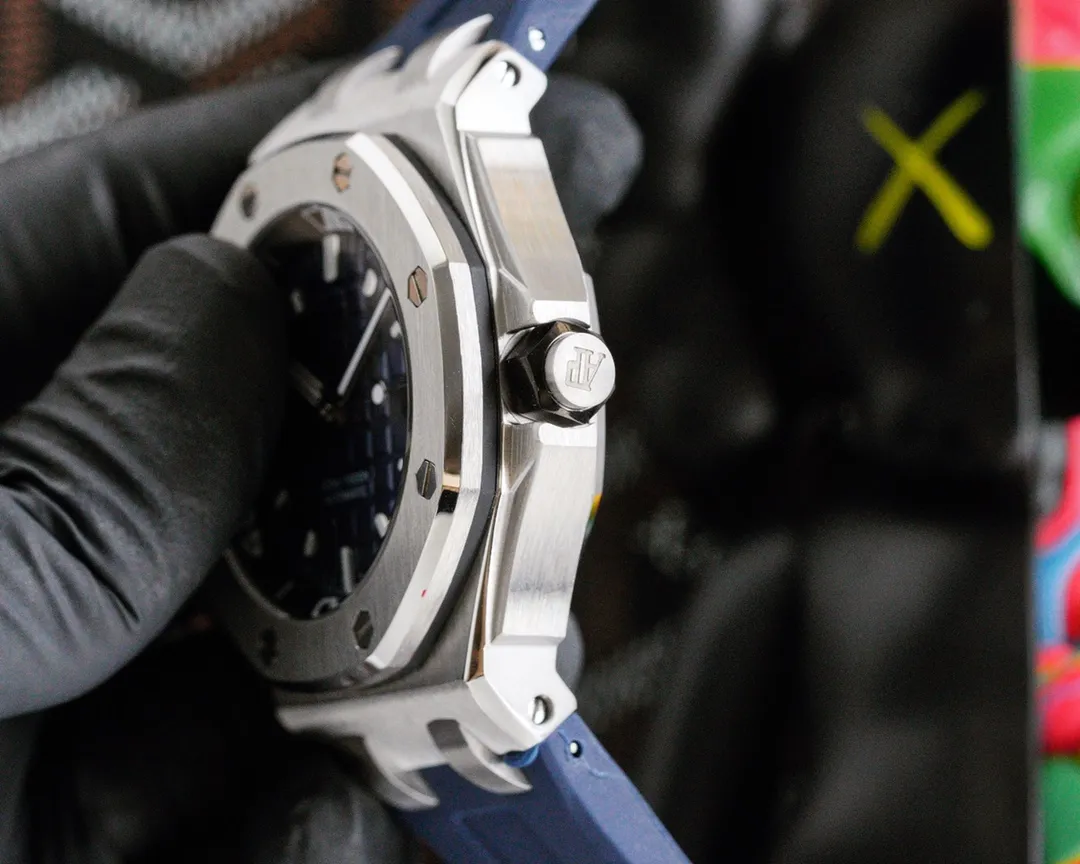【High-end replica】💰1720! Audemars Piguet 15710ST.OO.A002CA.01 Royal Oak Offshore Men's Mechanical Watch, size 42MM14MM, with replica original Cal. fully automatic mechanical movement, crystal glass, imported 316 stainless steel case, with imported rubber strap, original pin buckle, ultra-high quality, value for money, a must-have artifact for tough guys After multiple processes of polishing and frosting, Audemars Piguet's unique octagonal bezel finally expresses sharp angular lines. Audemars Piguet's entry-level watch