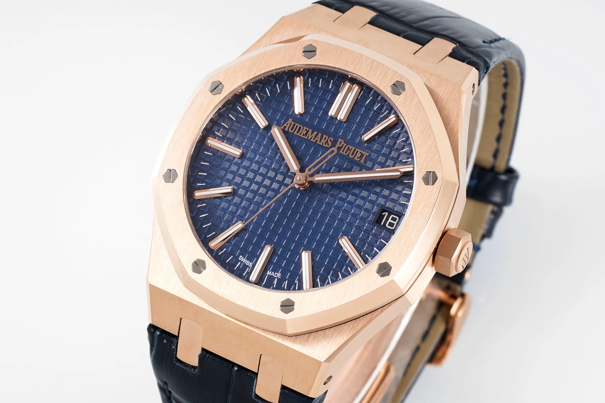 【High-end replica】💰1240! Top replica 💰Private chat! APS Audemars Piguet Royal Oak 15510 - shocking launch: using 4302 integrated movement - achieving the pinnacle of steel watches - demonstrating strength and defending the "steel" king! [5 subtleties] 1. The authentic product is disassembled and the size is 41X10.4 mm, which is consistent with the original product! 2. Perfectly restore every detail of the authentic watch case, showing the masculine temperament of the authentic "angular, perseverant and courageous" watch. 3. The workmanship of the steel strap is impeccable, and is better than any steel strap watch on the market. The tightness of the "buffer belt" connecting the steel strap head and the watch title is exactly the same as the original. 4. Audemars Piguet CAL.4302 all-in-one machine! Power up to 72 hours is more stable, better and more real. 5. The "biscuit texture" of the dial is three-dimensional and full, full of energy! It is by no means an ordinary small factory that is in despair. Experience the wonderful experience and feel the difference! Produced by APS, it must be a high-quality product!