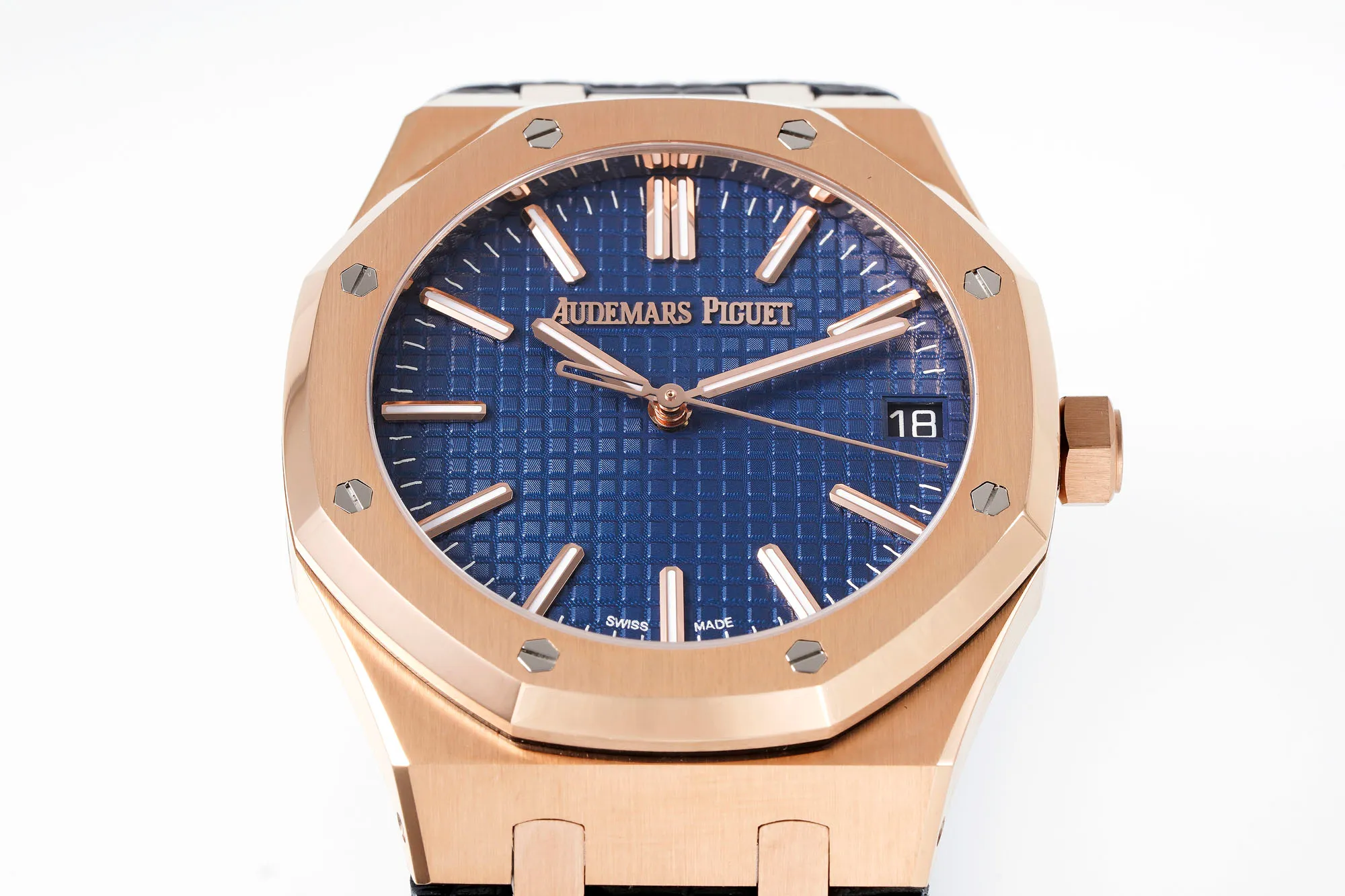 【High-end replica】💰1240! Top replica 💰Private chat! APS Audemars Piguet Royal Oak 15510 - shocking launch: using 4302 integrated movement - achieving the pinnacle of steel watches - demonstrating strength and defending the "steel" king! [5 subtleties] 1. The authentic product is disassembled and the size is 41X10.4 mm, which is consistent with the original product! 2. Perfectly restore every detail of the authentic watch case, showing the masculine temperament of the authentic "angular, perseverant and courageous" watch. 3. The workmanship of the steel strap is impeccable, and is better than any steel strap watch on the market. The tightness of the "buffer belt" connecting the steel strap head and the watch title is exactly the same as the original. 4. Audemars Piguet CAL.4302 all-in-one machine! Power up to 72 hours is more stable, better and more real. 5. The "biscuit texture" of the dial is three-dimensional and full, full of energy! It is by no means an ordinary small factory that is in despair. Experience the wonderful experience and feel the difference! Produced by APS, it must be a high-quality product!
