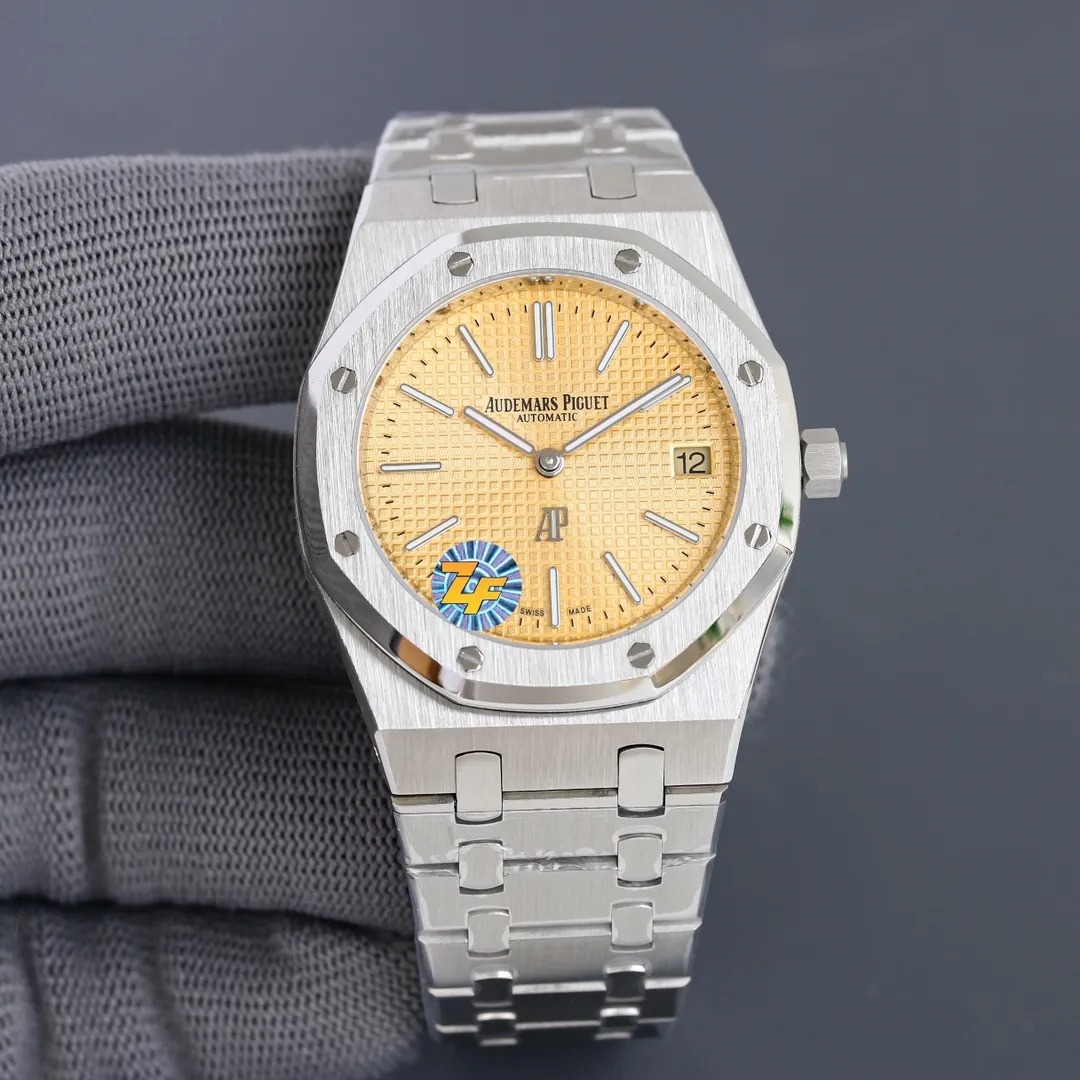 The grand finale of the year - the Audemars Piguet Royal Oak 15202 AP hard steel king pushes the style to a higher level [Case] ​​39MM diameter, classic octagonal ring polishing, the masculine shape has a slight sense of softness, with anti-glare sapphire crystal mirror and bottom cover, waterproof depth up to 200 meters. [Dial] It is dazzling and brilliant even in weak light, which is another technical breakthrough of ZF. Engraved with "Petite Tapisserie" small plaid decoration, fluorescent-coated white gold three-dimensional hour markers and Royal Oak series fluorescent-coated hands are simple yet noble. [Watch Strap] Steel King’s iconic watch strap is meticulously crafted, and each knot is of moderate size and width. Unlike the previous folding clasp, the AP square is also polished, which complements the similarly polished ring. [Movement] Self-researched and restored genuine Cal.2121 movement, with a similar appearance and no less stability than the original movement. God-level texture, the king of polishing! Please appreciate it and play with it!