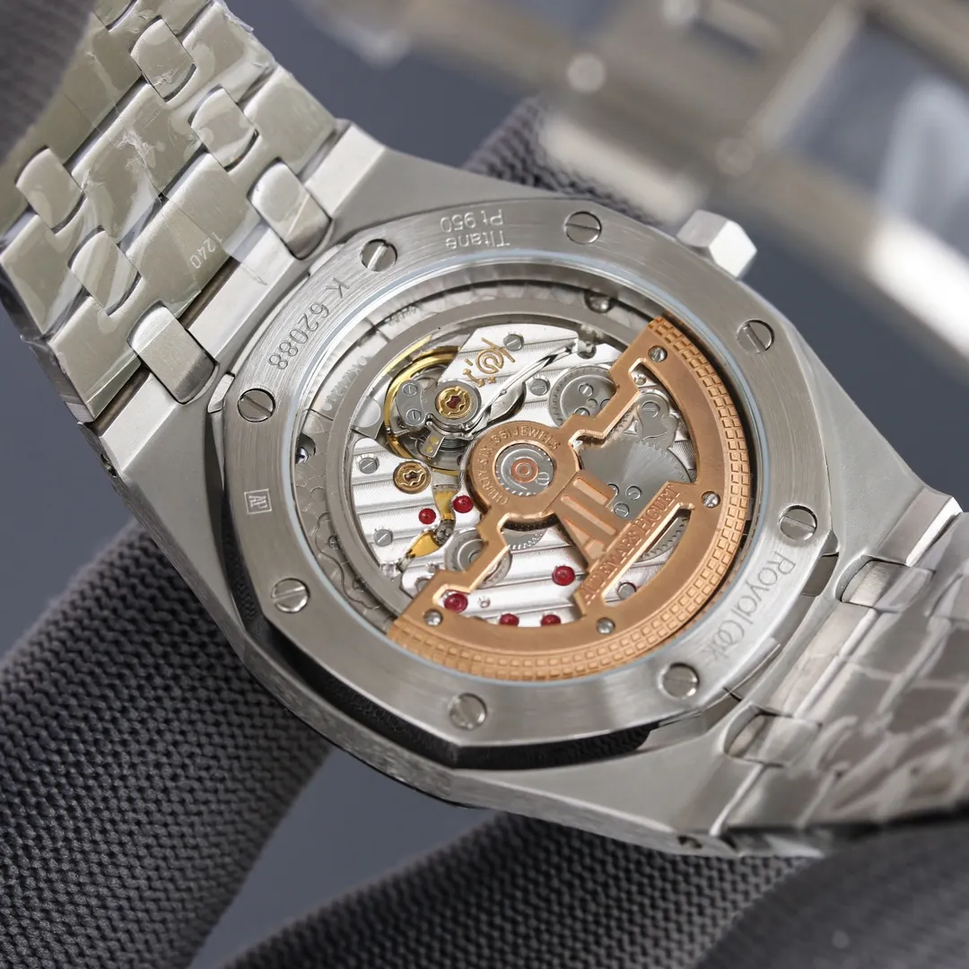 The grand finale of the year - the Audemars Piguet Royal Oak 15202 AP hard steel king pushes the style to a higher level [Case] ​​39MM diameter, classic octagonal ring polishing, the masculine shape has a slight sense of softness, with anti-glare sapphire crystal mirror and bottom cover, waterproof depth up to 200 meters. [Dial] It is dazzling and brilliant even in weak light, which is another technical breakthrough of ZF. Engraved with "Petite Tapisserie" small plaid decoration, fluorescent-coated white gold three-dimensional hour markers and Royal Oak series fluorescent-coated hands are simple yet noble. [Watch Strap] Steel King’s iconic watch strap is meticulously crafted, and each knot is of moderate size and width. Unlike the previous folding clasp, the AP square is also polished, which complements the similarly polished ring. [Movement] Self-researched and restored genuine Cal.2121 movement, with a similar appearance and no less stability than the original movement. God-level texture, the king of polishing! Please appreciate it and play with it!