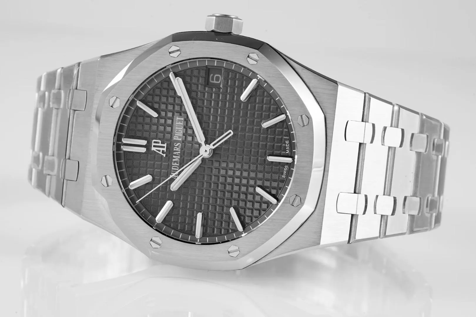 BF’s new product Audemars Piguet Royal Oak 15500 is the pinnacle of steel watches currently on the market. It demonstrates strength and is the defending “steel” king! [6 subtleties] 1. The genuine product is disassembled and the size is 41X10.4 mm, which is consistent with the original product! 2. Perfectly restore every detail of the authentic watch case, showing the masculine temperament of the authentic "angular, perseverant and courageous" watch. 3. The workmanship of the steel strap is impeccable, and is better than any steel strap watch on the market. The tightness of the "buffer belt" connecting the steel strap head and the watch title is exactly the same as the original. 4. The automatic rotor pays tribute to the original. It is the only version on the market that has the same color as the original (general versions on the market are reddish) and the ap family emblem is uniquely carved on it. 5. Break the concept of plywood and use the 9015 movement to change the Audemars Piguet CAL.4302 all-in-one machine! More stable, better and more real. 6. The "biscuit texture" of the dial is three-dimensional and full, full of energy! It is by no means an ordinary small factory that is in despair. Experience the wonderful experience and feel the difference! Produced by BF, it must be a high-quality product!