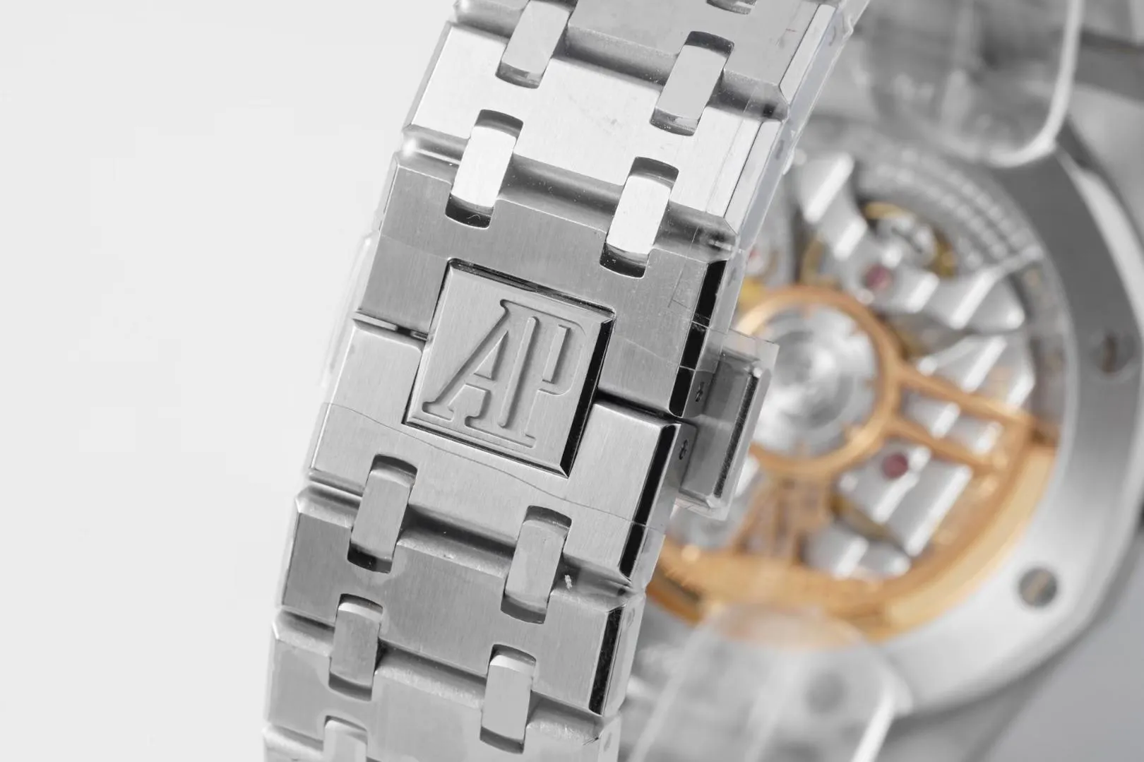 BF’s new product Audemars Piguet Royal Oak 15500 is the pinnacle of steel watches currently on the market. It demonstrates strength and is the defending “steel” king! [6 subtleties] 1. The genuine product is disassembled and the size is 41X10.4 mm, which is consistent with the original product! 2. Perfectly restore every detail of the authentic watch case, showing the masculine temperament of the authentic "angular, perseverant and courageous" watch. 3. The workmanship of the steel strap is impeccable, and is better than any steel strap watch on the market. The tightness of the "buffer belt" connecting the steel strap head and the watch title is exactly the same as the original. 4. The automatic rotor pays tribute to the original. It is the only version on the market that has the same color as the original (general versions on the market are reddish) and the ap family emblem is uniquely carved on it. 5. Break the concept of plywood and use the 9015 movement to change the Audemars Piguet CAL.4302 all-in-one machine! More stable, better and more real. 6. The "biscuit texture" of the dial is three-dimensional and full, full of energy! It is by no means an ordinary small factory that is in despair. Experience the wonderful experience and feel the difference! Produced by BF, it must be a high-quality product!