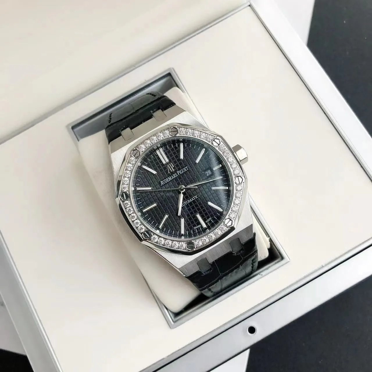 【High-end replica】💰1300! 【Customized all-in-one machine】💰1720! The 2022 newly upgraded Audemars Piguet 15400 series watch with diamond ring, as the most classic model of the Royal Oak series, has three hands and date display, unabashedly and vividly showing the luxurious and sporty atmosphere of the 15400 series. [Movement] GD products still adhere to the high cost performance and use 💯 brand new original Japanese imported Citizen 9015 automatic mechanical movement with zero repair, and correct the original movement top [Case] The case is made of 316 stainless steel with flawless white lines and clear and smooth lines. The ring is hand-inlaid with Swarovski crystal diamonds. The octagonal ring is equipped with eight screws and the bezel is bright and eye-catching. The size is 41mm/12mm. [Literature] The large checkered text is filled with fluorescent powder. It has a bright color and sharp contrast in the sun. The scale is filled with exclusive luminous light, which absorbs light quickly and has high durability. [Bracelet] Genuine leather bracelet with brushed texture on the case, equipped with a three-fold push-button buckle ⚠️Please look for the exclusive quality produced by GD