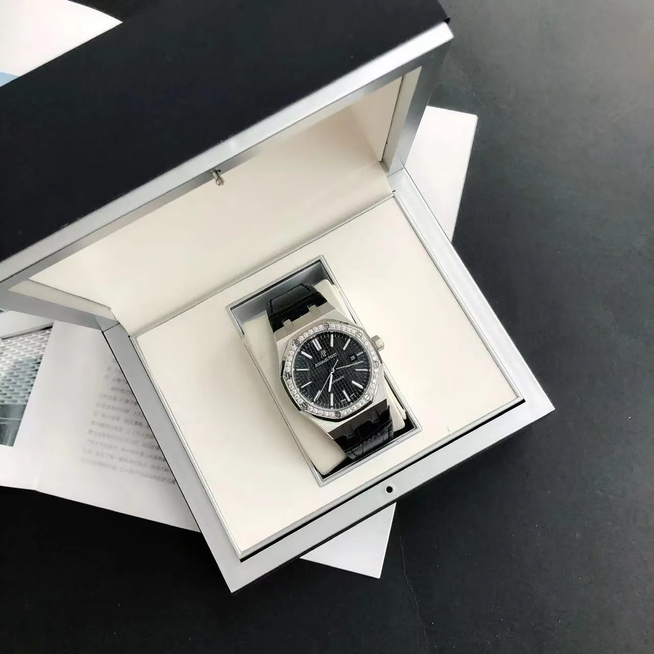【High-end replica】💰1300! 【Customized all-in-one machine】💰1720! The 2022 newly upgraded Audemars Piguet 15400 series watch with diamond ring, as the most classic model of the Royal Oak series, has three hands and date display, unabashedly and vividly showing the luxurious and sporty atmosphere of the 15400 series. [Movement] GD products still adhere to the high cost performance and use 💯 brand new original Japanese imported Citizen 9015 automatic mechanical movement with zero repair, and correct the original movement top [Case] The case is made of 316 stainless steel with flawless white lines and clear and smooth lines. The ring is hand-inlaid with Swarovski crystal diamonds. The octagonal ring is equipped with eight screws and the bezel is bright and eye-catching. The size is 41mm/12mm. [Literature] The large checkered text is filled with fluorescent powder. It has a bright color and sharp contrast in the sun. The scale is filled with exclusive luminous light, which absorbs light quickly and has high durability. [Bracelet] Genuine leather bracelet with brushed texture on the case, equipped with a three-fold push-button buckle ⚠️Please look for the exclusive quality produced by GD