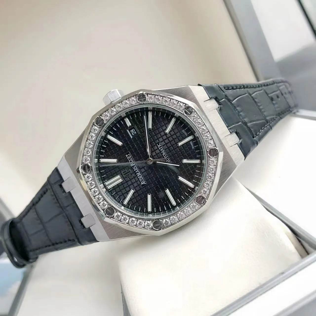 【High-end replica】💰1300! 【Customized all-in-one machine】💰1720! The 2022 newly upgraded Audemars Piguet 15400 series watch with diamond ring, as the most classic model of the Royal Oak series, has three hands and date display, unabashedly and vividly showing the luxurious and sporty atmosphere of the 15400 series. [Movement] GD products still adhere to the high cost performance and use 💯 brand new original Japanese imported Citizen 9015 automatic mechanical movement with zero repair, and correct the original movement top [Case] The case is made of 316 stainless steel with flawless white lines and clear and smooth lines. The ring is hand-inlaid with Swarovski crystal diamonds. The octagonal ring is equipped with eight screws and the bezel is bright and eye-catching. The size is 41mm/12mm. [Literature] The large checkered text is filled with fluorescent powder. It has a bright color and sharp contrast in the sun. The scale is filled with exclusive luminous light, which absorbs light quickly and has high durability. [Bracelet] Genuine leather bracelet with brushed texture on the case, equipped with a three-fold push-button buckle ⚠️Please look for the exclusive quality produced by GD
