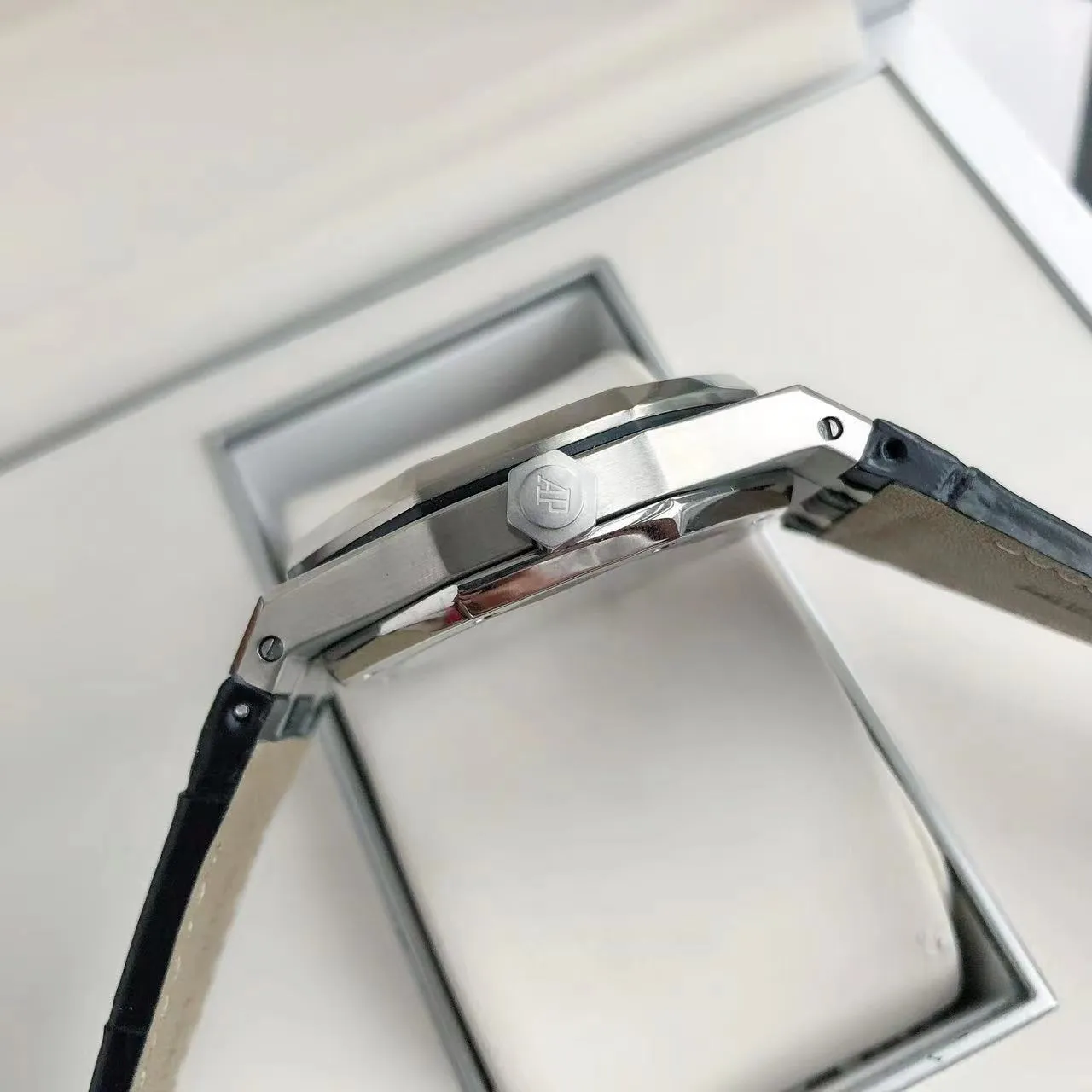 【High-end replica】💰1300! 【Customized all-in-one machine】💰1720! The 2022 newly upgraded Audemars Piguet 15400 series watch with diamond ring, as the most classic model of the Royal Oak series, has three hands and date display, unabashedly and vividly showing the luxurious and sporty atmosphere of the 15400 series. [Movement] GD products still adhere to the high cost performance and use 💯 brand new original Japanese imported Citizen 9015 automatic mechanical movement with zero repair, and correct the original movement top [Case] The case is made of 316 stainless steel with flawless white lines and clear and smooth lines. The ring is hand-inlaid with Swarovski crystal diamonds. The octagonal ring is equipped with eight screws and the bezel is bright and eye-catching. The size is 41mm/12mm. [Literature] The large checkered text is filled with fluorescent powder. It has a bright color and sharp contrast in the sun. The scale is filled with exclusive luminous light, which absorbs light quickly and has high durability. [Bracelet] Genuine leather bracelet with brushed texture on the case, equipped with a three-fold push-button buckle ⚠️Please look for the exclusive quality produced by GD