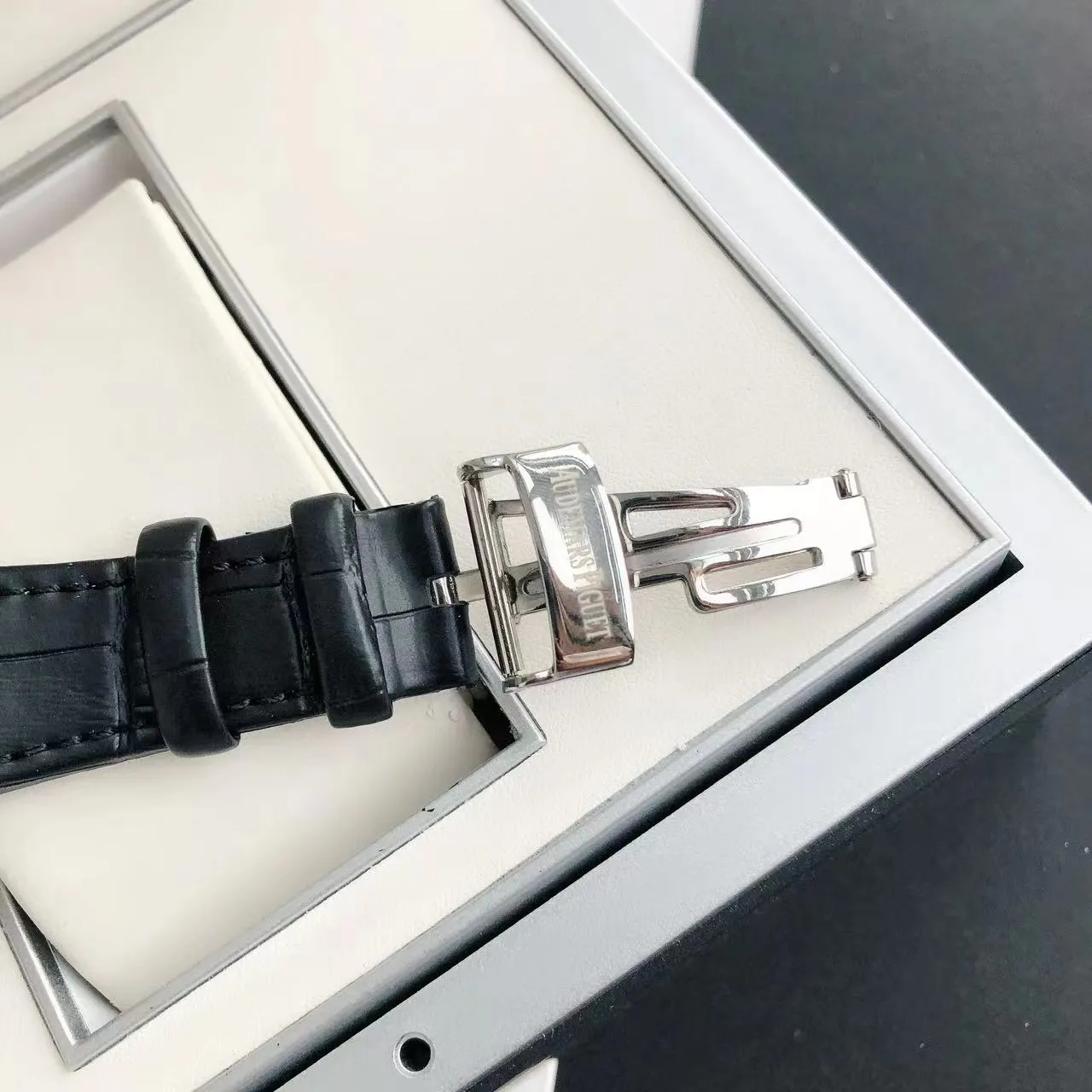 【High-end replica】💰1300! 【Customized all-in-one machine】💰1720! The 2022 newly upgraded Audemars Piguet 15400 series watch with diamond ring, as the most classic model of the Royal Oak series, has three hands and date display, unabashedly and vividly showing the luxurious and sporty atmosphere of the 15400 series. [Movement] GD products still adhere to the high cost performance and use 💯 brand new original Japanese imported Citizen 9015 automatic mechanical movement with zero repair, and correct the original movement top [Case] The case is made of 316 stainless steel with flawless white lines and clear and smooth lines. The ring is hand-inlaid with Swarovski crystal diamonds. The octagonal ring is equipped with eight screws and the bezel is bright and eye-catching. The size is 41mm/12mm. [Literature] The large checkered text is filled with fluorescent powder. It has a bright color and sharp contrast in the sun. The scale is filled with exclusive luminous light, which absorbs light quickly and has high durability. [Bracelet] Genuine leather bracelet with brushed texture on the case, equipped with a three-fold push-button buckle ⚠️Please look for the exclusive quality produced by GD