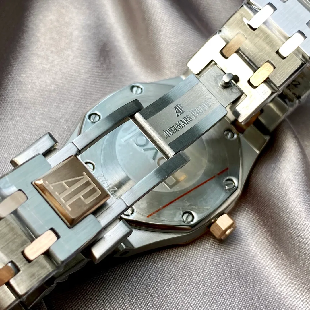 【Foreign trade import】💰920! Audemars Piguet Audemars Piguet Lady Tapisserie's new design and plaid decoration give the Royal Oak Offshore series watches. Made of 316 fine steel, the hour mark area of ​​the dial is decorated with exquisite circular patterns, creating a light and dark contrast effect. It caters to the modern pursuit of the trend of large-diameter women's watches and creates a more heroic side of women. It is sparkling and full of texture, highlighting the best classic among dynamic women's models! !