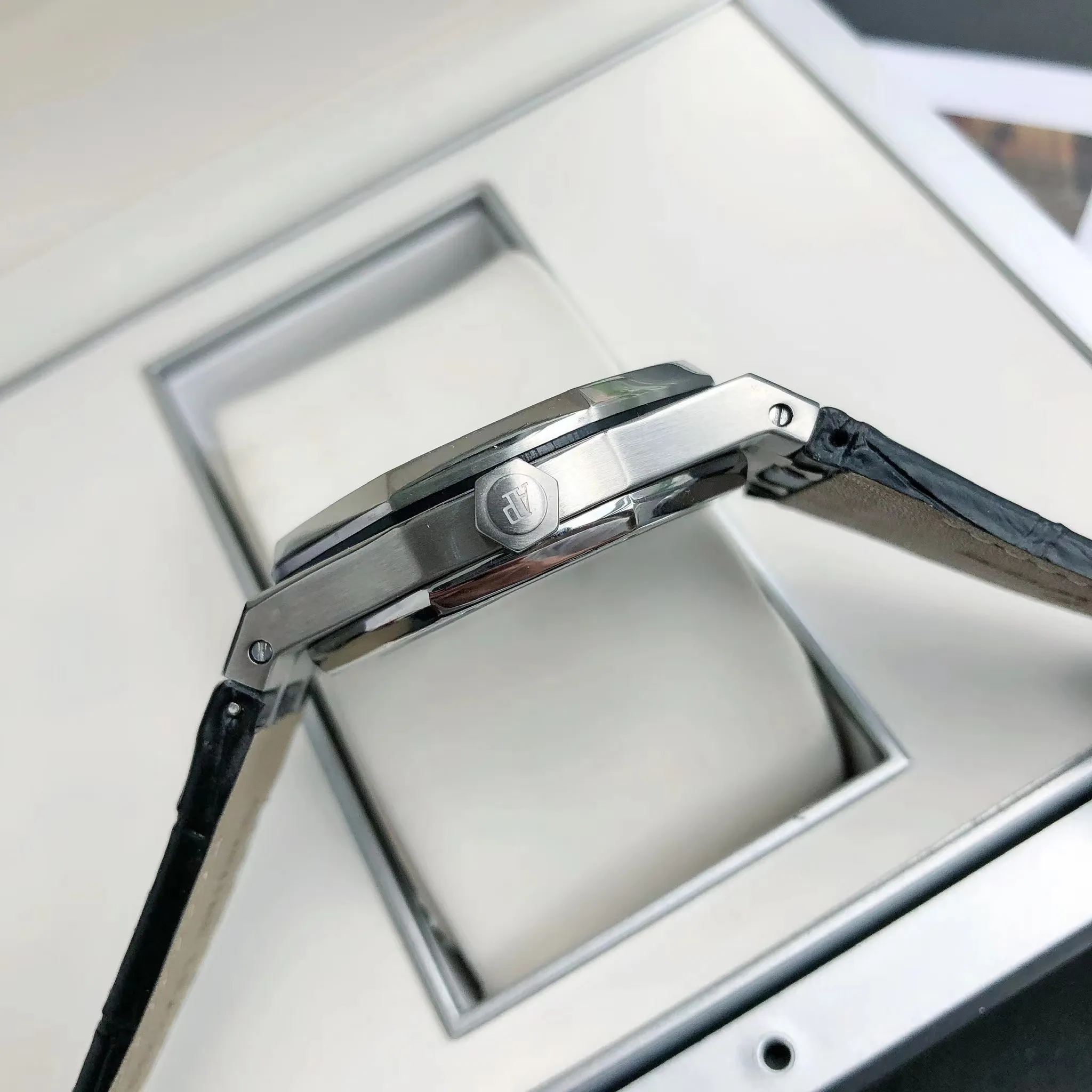 【High-end replica】💰1240! 【Customized all-in-one machine】💰1720! 2022 official synchronized new popular Audemars Piguet Royal Oak series 15500 classic men's watch [wit] [Movement] GD products still adhere to the principle of high cost performance, low price and affordable price, using 💯 brand new original Japanese imported Citizen 9015 automatic mechanical movement with zero repair, and correcting the original movement top [Case] The case is made of 316 stainless steel with flawless white lines and clear and smooth lines. The octagonal ring mouth is equipped with eight screws and the bezel is eye-catching. The size is 41mm/12mm. [Literature] The large plaid text is filled with fluorescent powder, which is bright and contrasting under the sun. The scale is filled with exclusive luminous light, which absorbs light quickly and has high durability. [Bracelet] 316 stainless steel bracelet synchronizes the brushed texture of the case with a three-fold push-button buckle. ⚠️Please look for the exclusive quality of GD products