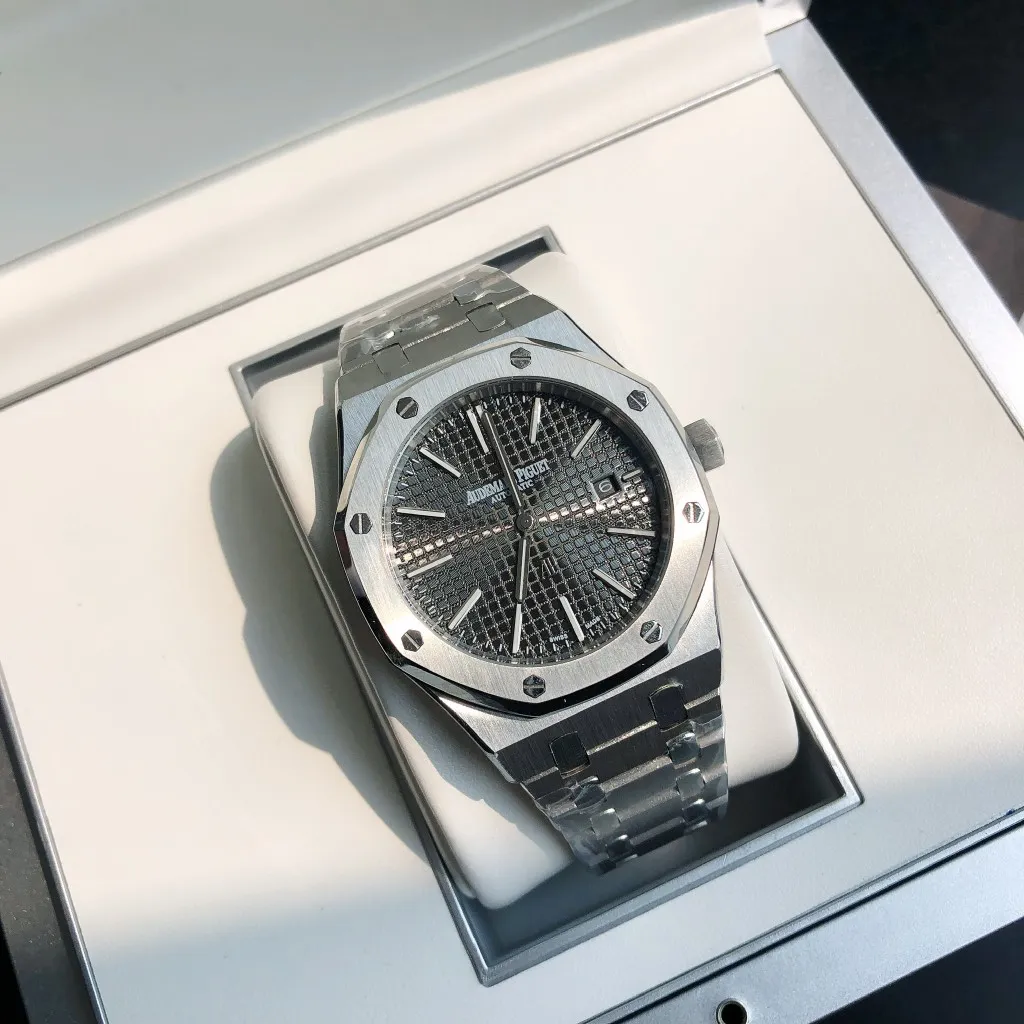 【High-end replica】💰1240! 【Customized all-in-one machine】💰1720! 2022 official simultaneous new popular Audemars Piguet Royal Oak series 15202 men's watch, the green dial will surprise you [Wit] [Movement] GD production still adheres to the principle of high cost performance, low price and affordable price, using 💯 brand new original Japanese imported Citizen 8215 automatic mechanical movement with zero repair, and corrects the original movement rotor [Case] The case is made of 316 stainless steel with flawless white lines and clear and smooth lines. The octagonal ring mouth is equipped with eight screws and the bezel is eye-catching. The size is 41mm/12mm. [Literature] The large plaid text is filled with fluorescent powder, which is bright and contrasting under the sun. The scale is filled with exclusive luminous light, which absorbs light quickly and has high durability. [Bracelet] 316 stainless steel bracelet synchronizes the brushed texture of the case with a three-fold push-button buckle. ⚠️Please look for the exclusive quality of GD products