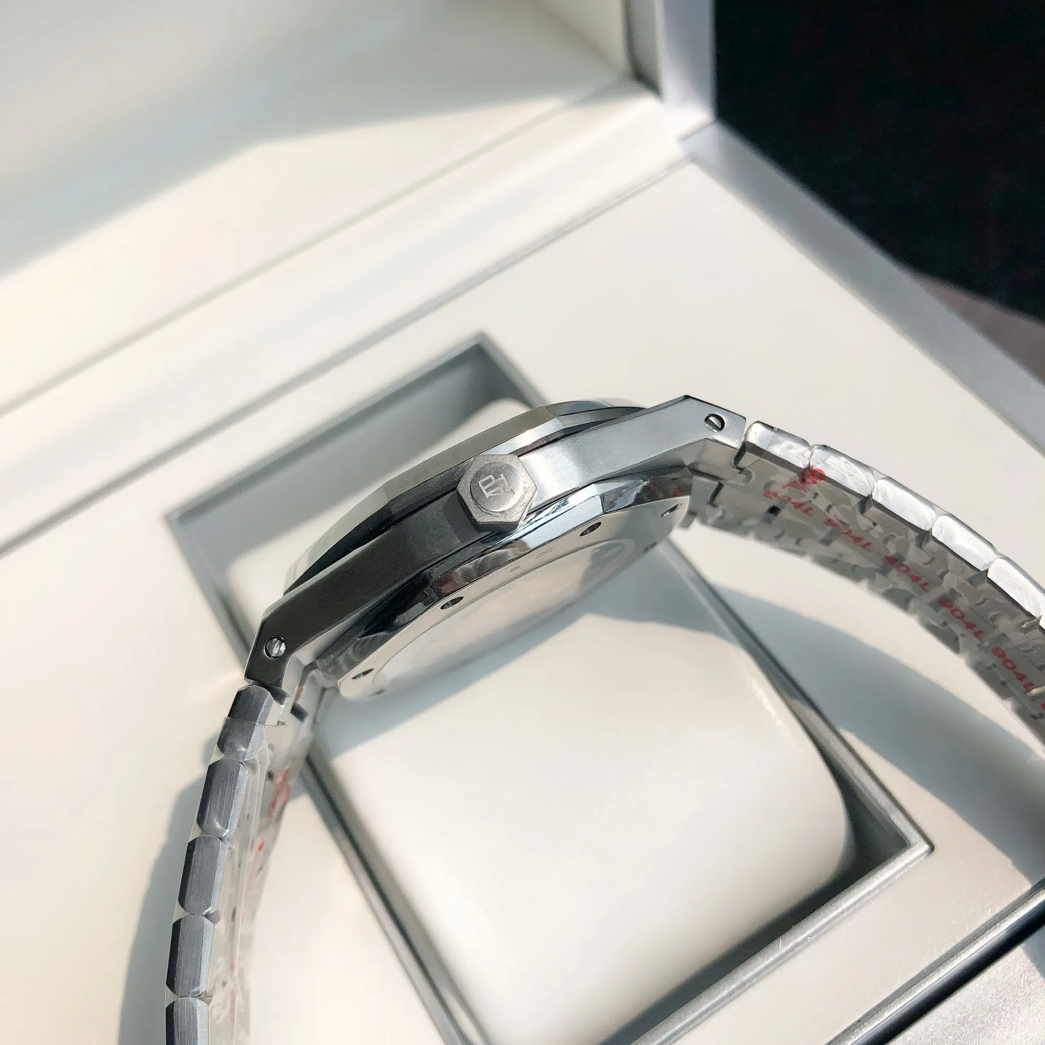 【High-end replica】💰1240! 【Customized all-in-one machine】💰1720! 2022 official simultaneous new popular Audemars Piguet Royal Oak series 15202 men's watch, the green dial will surprise you [Wit] [Movement] GD production still adheres to the principle of high cost performance, low price and affordable price, using 💯 brand new original Japanese imported Citizen 8215 automatic mechanical movement with zero repair, and corrects the original movement rotor [Case] The case is made of 316 stainless steel with flawless white lines and clear and smooth lines. The octagonal ring mouth is equipped with eight screws and the bezel is eye-catching. The size is 41mm/12mm. [Literature] The large plaid text is filled with fluorescent powder, which is bright and contrasting under the sun. The scale is filled with exclusive luminous light, which absorbs light quickly and has high durability. [Bracelet] 316 stainless steel bracelet synchronizes the brushed texture of the case with a three-fold push-button buckle. ⚠️Please look for the exclusive quality of GD products