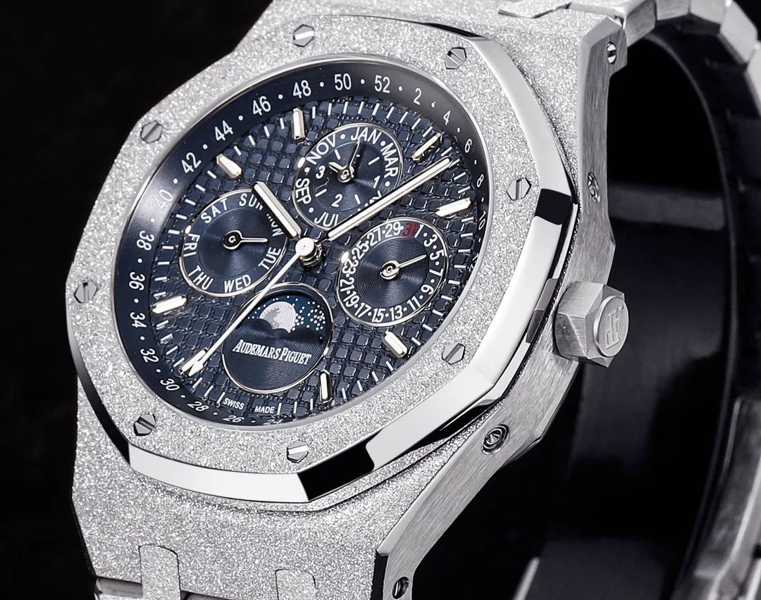 AP Audemars Piguet Royal Oak Frost Gold Version🎮R68. 41mm King of Steel" Audemars Piguet 26574 series (frost gold customized version), the most important strap of steel strap watches, The TWF factory uses the original strap to open the mold so that the strap has a delicate brushed pattern and will not cut the hand. The thickness and joints of the strap are consistent with the original, and the details are meticulous. The movable buffer design at the head of the strap is consistent with the original, making it closer to the wrist and more comfortable. The switch design and texture of the buckle and the engraving process of the buckle are consistent with the original. The TWF factory restores the original literal workmanship and color details and puts them together with the original without flaws, 🎮 The movement is the soul of the entire watch and the key to distinguishing authenticity. It perfectly replicates the original Cal.5134 movement and has accurate travel time. The central axis of the detailed pointer is a solid central axis, which is consistent with the original. The hands are polished to make them burr-free! The sapphire mirror glass is made more clear by double-sided high-transparency processing. The overall angle perfectly reflects the brushing process, the fusion of quality and beauty. 🎮S1 is an exquisitely recommended men's multi-functional mechanical watch!