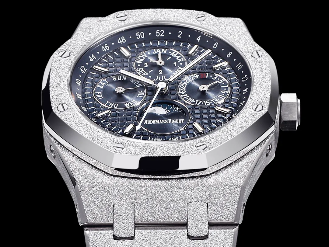 AP Audemars Piguet Royal Oak Frost Gold Version🎮R68. 41mm King of Steel" Audemars Piguet 26574 series (frost gold customized version), the most important strap of steel strap watches, The TWF factory uses the original strap to open the mold so that the strap has a delicate brushed pattern and will not cut the hand. The thickness and joints of the strap are consistent with the original, and the details are meticulous. The movable buffer design at the head of the strap is consistent with the original, making it closer to the wrist and more comfortable. The switch design and texture of the buckle and the engraving process of the buckle are consistent with the original. The TWF factory restores the original literal workmanship and color details and puts them together with the original without flaws, 🎮 The movement is the soul of the entire watch and the key to distinguishing authenticity. It perfectly replicates the original Cal.5134 movement and has accurate travel time. The central axis of the detailed pointer is a solid central axis, which is consistent with the original. The hands are polished to make them burr-free! The sapphire mirror glass is made more clear by double-sided high-transparency processing. The overall angle perfectly reflects the brushing process, the fusion of quality and beauty. 🎮S1 is an exquisitely recommended men's multi-functional mechanical watch!