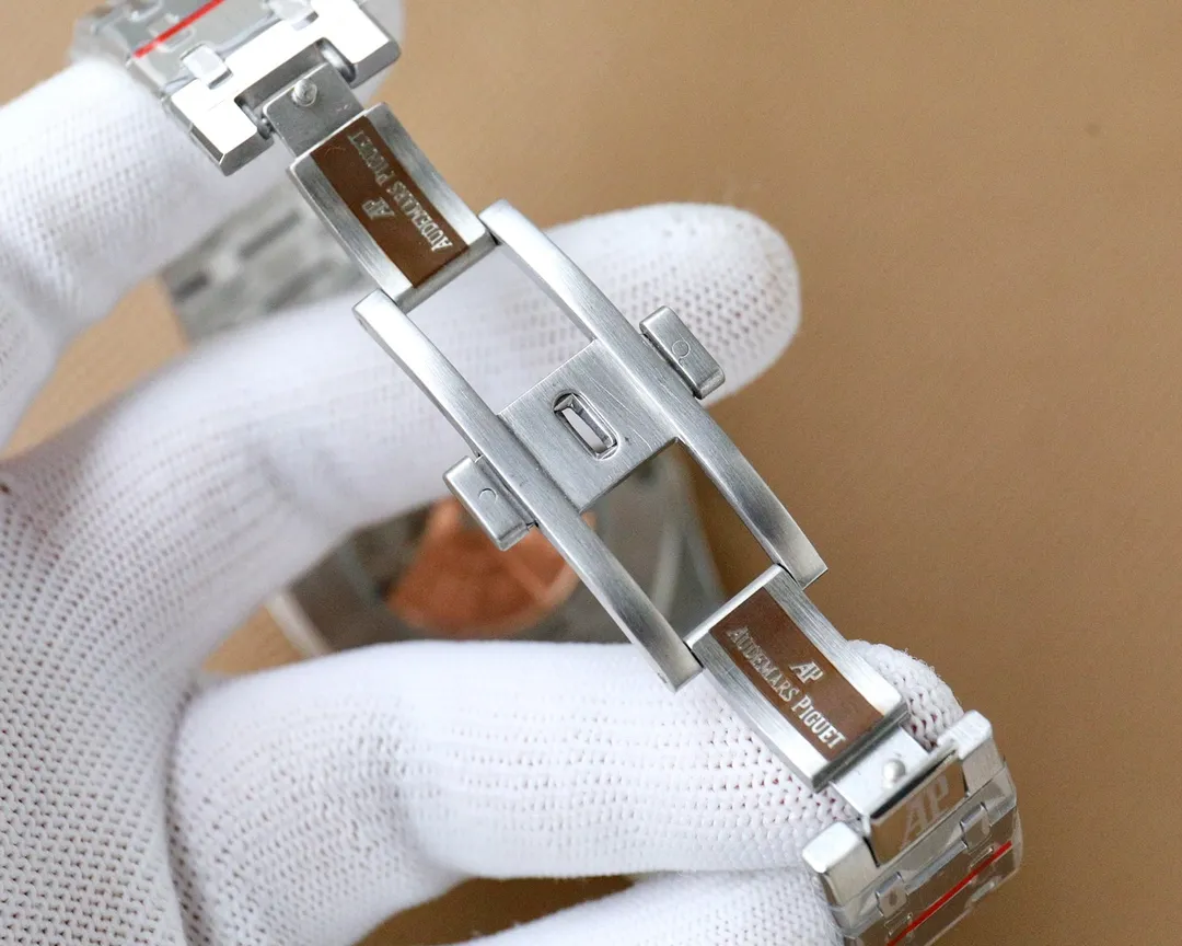 【Customized all-in-one machine】💰1920! The new dial design frosted technology launched at the 2024 Audemars Piguet-Audemars Piguet Royal Oak 50th anniversary event is integrated with the case and strap - the sharp scale design echoes the sword needle.  1⃣️The movement cover without apron inside the case perfectly interprets the reputation of the King of Steel. The 8 screws on the ring are also very finely processed and have clear edges and corners. 2⃣️The glass is made of sapphire mirror with super anti-reflection. 3⃣️The movement is made of Citizen 8215 (zero fault). 4⃣️The steel belt is impeccable in terms of curvature and brushing. 5⃣️The buckle is processed with one click and each buckle undergoes strict QC. Smooth and no lag 🔥Produced by AD, high quality products constantly🔥
