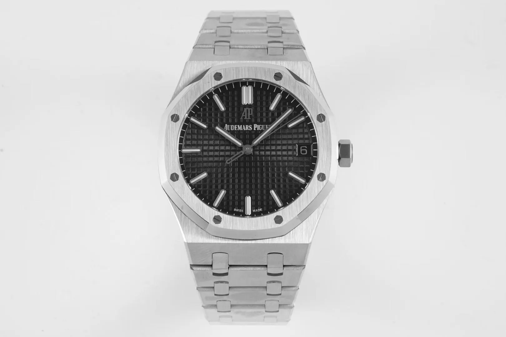 BF’s new product Audemars Piguet Royal Oak 15500 is the pinnacle of steel watches currently on the market. It demonstrates strength and is the defending “steel” king! [6 subtleties] 1. The genuine product is disassembled and the size is 41X10.4 mm, which is consistent with the original product! 2. Perfectly restore every detail of the authentic watch case, showing the masculine temperament of the authentic "angular, perseverant and courageous" watch. 3. The workmanship of the steel strap is impeccable, and is better than any steel strap watch on the market. The tightness of the "buffer belt" connecting the steel strap head and the watch title is exactly the same as the original. 4. The automatic rotor pays tribute to the original. It is the only version on the market that has the same color as the original (general versions on the market are reddish) and the ap family emblem is uniquely carved on it. 5. Break the concept of plywood and use the 9015 movement to change the Audemars Piguet CAL.4302 all-in-one machine! More stable, better and more real. 6. The "biscuit texture" of the dial is three-dimensional and full, full of energy! It is by no means an ordinary small factory that is in despair. Experience the wonderful experience and feel the difference! Produced by BF, it must be a high-quality product!