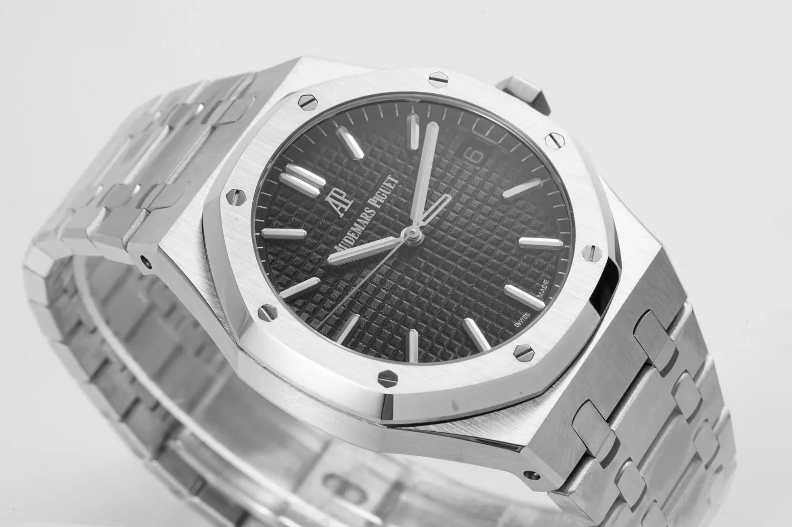 BF’s new product Audemars Piguet Royal Oak 15500 is the pinnacle of steel watches currently on the market. It demonstrates strength and is the defending “steel” king! [6 subtleties] 1. The genuine product is disassembled and the size is 41X10.4 mm, which is consistent with the original product! 2. Perfectly restore every detail of the authentic watch case, showing the masculine temperament of the authentic "angular, perseverant and courageous" watch. 3. The workmanship of the steel strap is impeccable, and is better than any steel strap watch on the market. The tightness of the "buffer belt" connecting the steel strap head and the watch title is exactly the same as the original. 4. The automatic rotor pays tribute to the original. It is the only version on the market that has the same color as the original (general versions on the market are reddish) and the ap family emblem is uniquely carved on it. 5. Break the concept of plywood and use the 9015 movement to change the Audemars Piguet CAL.4302 all-in-one machine! More stable, better and more real. 6. The "biscuit texture" of the dial is three-dimensional and full, full of energy! It is by no means an ordinary small factory that is in despair. Experience the wonderful experience and feel the difference! Produced by BF, it must be a high-quality product!