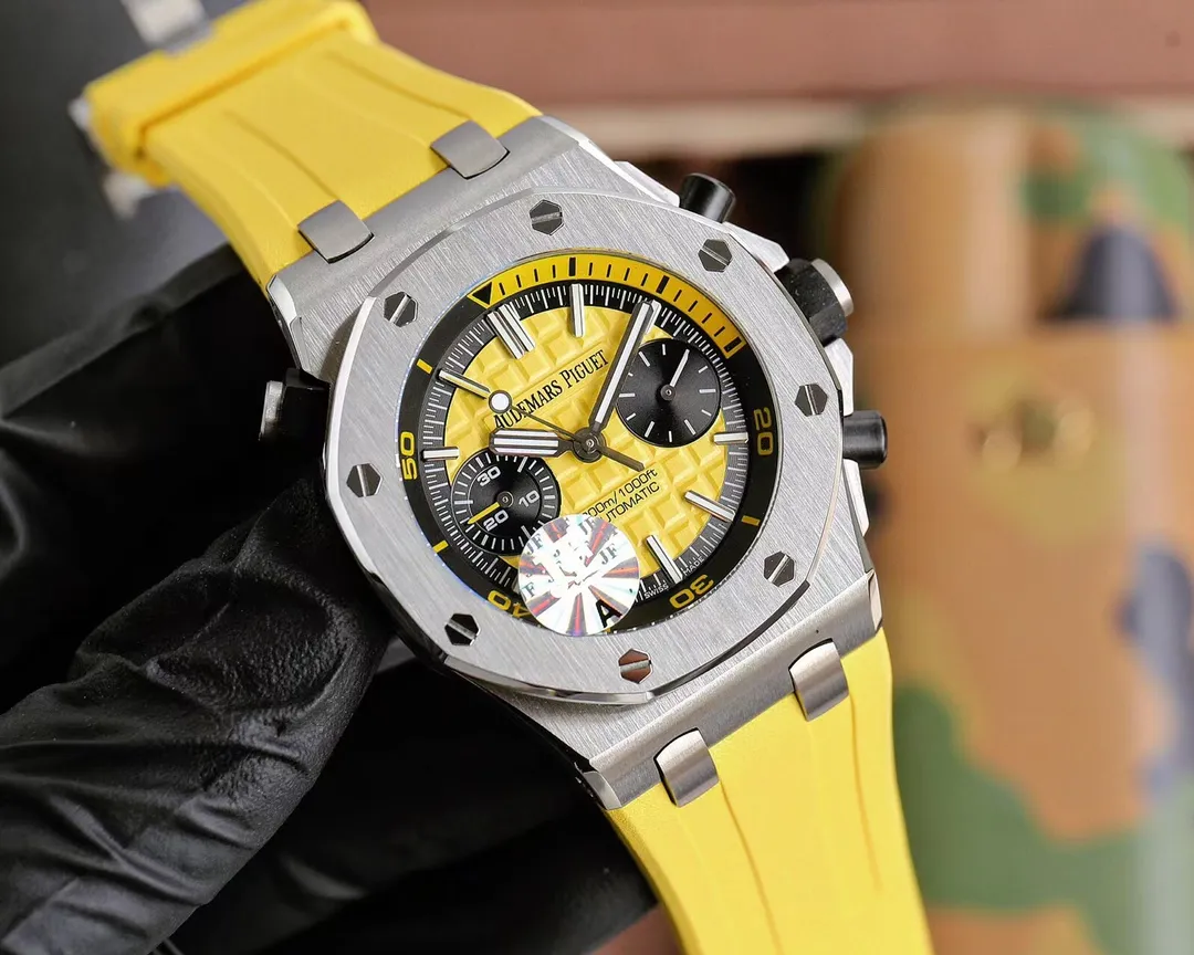 【High-end replica】💰1300! Top replica 💰Private chat! Audemars Piguet AP Royal Oak Series Fruit Model: 26703 running seconds chronograph automatic mechanical men's watch equipped with original cal.3124 movement diameter: 42mm super luminous 1. The case material is 316L stainless steel, which is forged by CNC to a diameter of 42mm in one step. The case is impeccable after being polished and polished many times through the drawing process, including the screws. 2. The grid pattern on the dial is well-proportioned and has a strong three-dimensional effect. The thickness and length of the scale lines are consistent with the original product. The nail hour markers are filled with super luminous material. Two groups of small disks are symmetrically distributed, like two small eyes. There are circles of magnification rings inside the disk, and the details are well processed. 3. The surface of the fluororubber strap has a strong frosted texture. It uses imported rubber that is odorless and dust-free, just to improve the comfort of wearing. 4. Both the front and rear glass are made of sapphire crystal mirror glass, and the mirror surface is also very transparent. This watch uses the 3124 movement, which has an appearance that is very similar to the original one, and its travel time is accurate and stable.