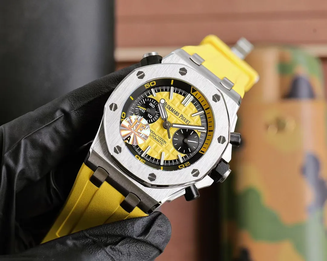 【High-end replica】💰1300! Top replica 💰Private chat! Audemars Piguet AP Royal Oak Series Fruit Model: 26703 running seconds chronograph automatic mechanical men's watch equipped with original cal.3124 movement diameter: 42mm super luminous 1. The case material is 316L stainless steel, which is forged by CNC to a diameter of 42mm in one step. The case is impeccable after being polished and polished many times through the drawing process, including the screws. 2. The grid pattern on the dial is well-proportioned and has a strong three-dimensional effect. The thickness and length of the scale lines are consistent with the original product. The nail hour markers are filled with super luminous material. Two groups of small disks are symmetrically distributed, like two small eyes. There are circles of magnification rings inside the disk, and the details are well processed. 3. The surface of the fluororubber strap has a strong frosted texture. It uses imported rubber that is odorless and dust-free, just to improve the comfort of wearing. 4. Both the front and rear glass are made of sapphire crystal mirror glass, and the mirror surface is also very transparent. This watch uses the 3124 movement, which has an appearance that is very similar to the original one, and its travel time is accurate and stable.