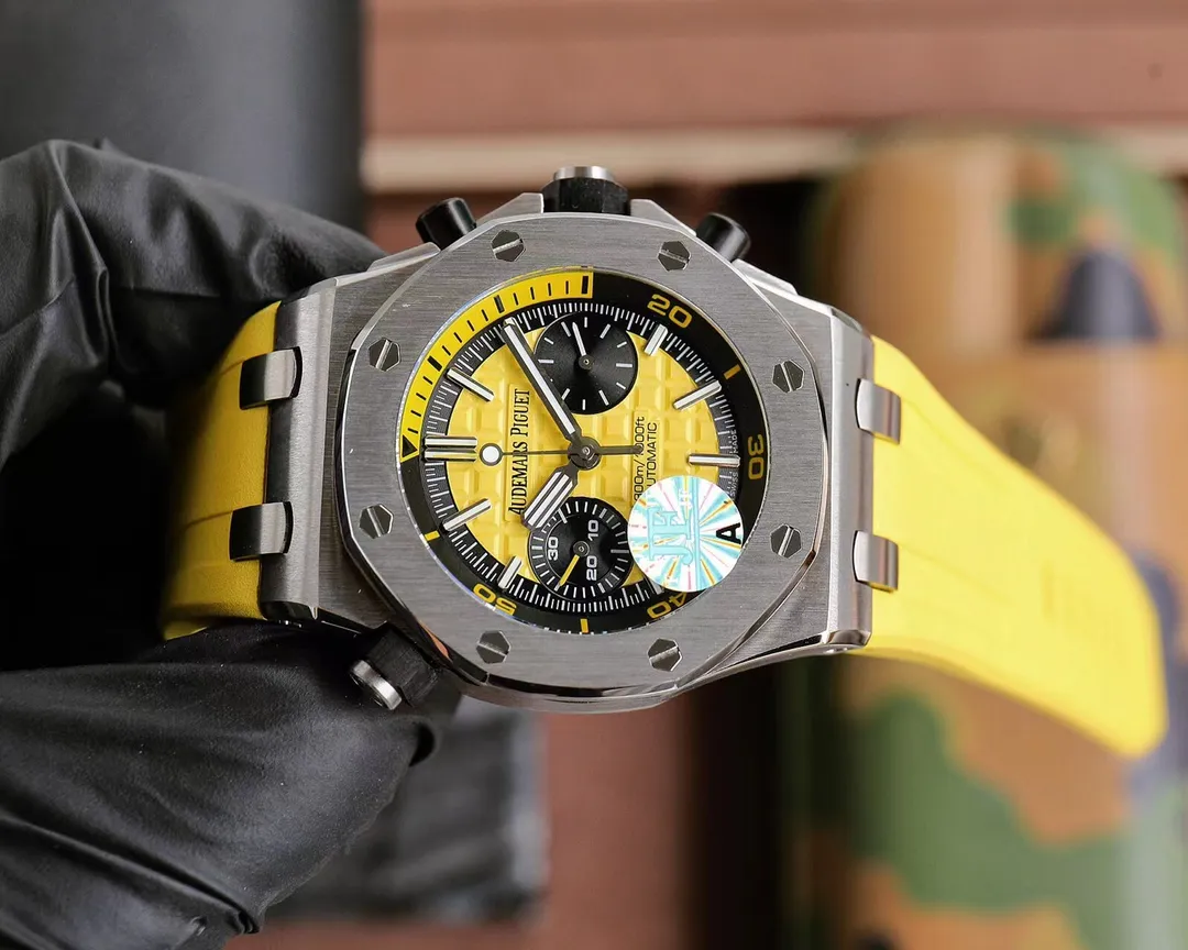 【High-end replica】💰1300! Top replica 💰Private chat! Audemars Piguet AP Royal Oak Series Fruit Model: 26703 running seconds chronograph automatic mechanical men's watch equipped with original cal.3124 movement diameter: 42mm super luminous 1. The case material is 316L stainless steel, which is forged by CNC to a diameter of 42mm in one step. The case is impeccable after being polished and polished many times through the drawing process, including the screws. 2. The grid pattern on the dial is well-proportioned and has a strong three-dimensional effect. The thickness and length of the scale lines are consistent with the original product. The nail hour markers are filled with super luminous material. Two groups of small disks are symmetrically distributed, like two small eyes. There are circles of magnification rings inside the disk, and the details are well processed. 3. The surface of the fluororubber strap has a strong frosted texture. It uses imported rubber that is odorless and dust-free, just to improve the comfort of wearing. 4. Both the front and rear glass are made of sapphire crystal mirror glass, and the mirror surface is also very transparent. This watch uses the 3124 movement, which has an appearance that is very similar to the original one, and its travel time is accurate and stable.