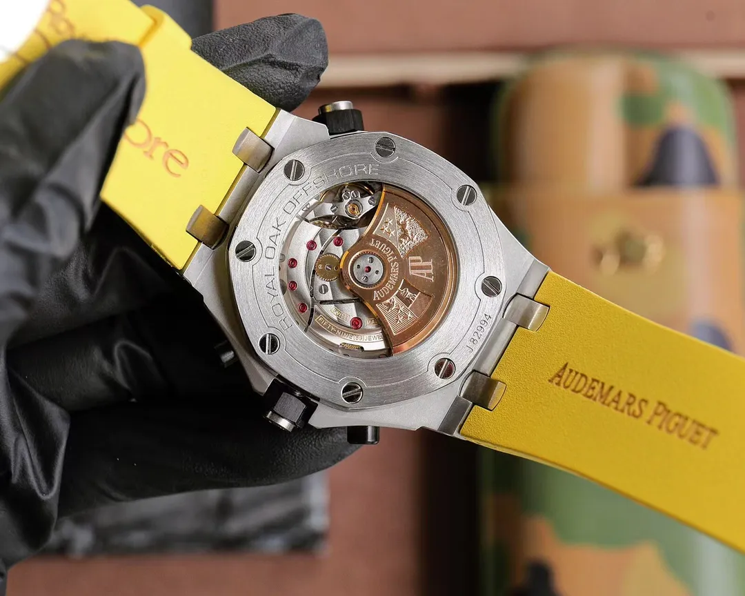 【High-end replica】💰1300! Top replica 💰Private chat! Audemars Piguet AP Royal Oak Series Fruit Model: 26703 running seconds chronograph automatic mechanical men's watch equipped with original cal.3124 movement diameter: 42mm super luminous 1. The case material is 316L stainless steel, which is forged by CNC to a diameter of 42mm in one step. The case is impeccable after being polished and polished many times through the drawing process, including the screws. 2. The grid pattern on the dial is well-proportioned and has a strong three-dimensional effect. The thickness and length of the scale lines are consistent with the original product. The nail hour markers are filled with super luminous material. Two groups of small disks are symmetrically distributed, like two small eyes. There are circles of magnification rings inside the disk, and the details are well processed. 3. The surface of the fluororubber strap has a strong frosted texture. It uses imported rubber that is odorless and dust-free, just to improve the comfort of wearing. 4. Both the front and rear glass are made of sapphire crystal mirror glass, and the mirror surface is also very transparent. This watch uses the 3124 movement, which has an appearance that is very similar to the original one, and its travel time is accurate and stable.