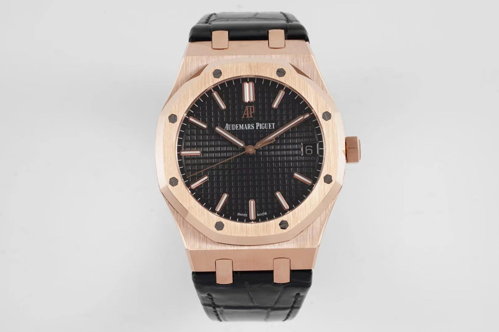 BF’s new product Audemars Piguet Royal Oak 15500 is the pinnacle of steel watches currently on the market. It demonstrates strength and is the defending “steel” king! [6 subtleties] 1. The genuine product is disassembled and the size is 41X10.4 mm, which is consistent with the original product! 2. Perfectly restore every detail of the authentic watch case, showing the masculine temperament of the authentic "angular, perseverant and courageous" watch. 3. The workmanship of the steel strap is impeccable, and is better than any steel strap watch on the market. The tightness of the "buffer belt" connecting the steel strap head and the watch title is exactly the same as the original. 4. The automatic rotor pays tribute to the original. It is the only version on the market that has the same color as the original (general versions on the market are reddish) and the ap family emblem is uniquely carved on it. 5. Break the concept of plywood and use the 9015 movement to change the Audemars Piguet CAL.4302 all-in-one machine! More stable, better and more real. 6. The "biscuit texture" of the dial is three-dimensional and full, full of energy! It is by no means an ordinary small factory that is in despair. Experience the wonderful experience and feel the difference! Produced by BF, it must be a high-quality product!
