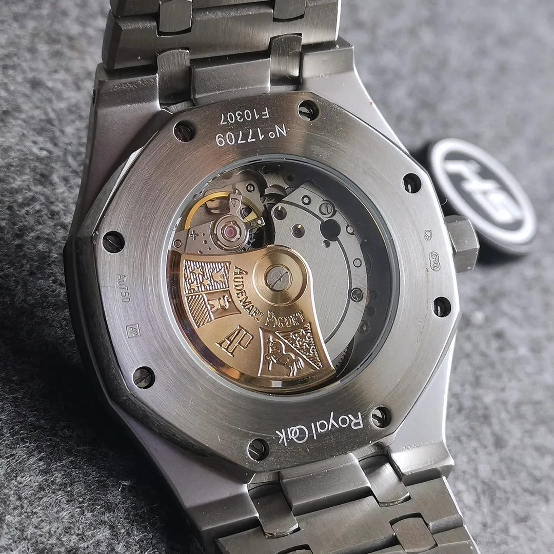 【Foreign trade import】💰1160! The most basic model of the Audemars Piguet (AP) Royal Oak series, without any special functions, only three hands and date display, unabashedly and vividly showing the luxurious and sporty atmosphere of the 15400 series. [Movement] HS factory adheres to the principle of high cost performance, low price and affordable price, equipped with 💯 brand new original Citizen 8215 automatic mechanical movement imported from Japan, with accurate travel time, zero repairs, corrected 15400 original movement rotor [Case] The case is made of 316 stainless steel with flawless white lines and clear and smooth lines. The octagonal ring mouth is equipped with eight screws and the bezel is eye-catching. The size is 41mm/12mm. [Literature] The large plaid text is filled with fluorescent powder, which is bright and contrasting under the sun. The scale is filled with exclusive luminous light, which absorbs light quickly and has high durability. [Bracelet] 316 stainless steel bracelet synchronizes the brushed texture of the case with a three-fold push-button buckle. ⚠️Please look for products produced by HS