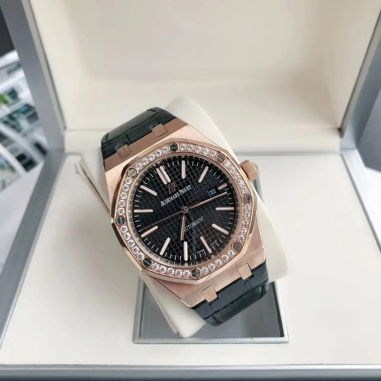 【High-end replica】💰1300! 【Customized all-in-one machine】💰1720! The 2024 newly upgraded Audemars Piguet 15400 series watch with diamond ring, as the most classic model of the Royal Oak series, has three hands and date display, unabashedly and vividly showing the luxurious and sporty atmosphere of the 15400 series. [Movement] GD products still adhere to the high cost performance and use 💯 brand new original Japanese imported Citizen 9015 automatic mechanical movement with zero repair, and correct the original movement top [Case] The case is made of 316 stainless steel with flawless white lines and clear and smooth lines. The ring is hand-inlaid with Swarovski crystal diamonds. The octagonal ring is equipped with eight screws and the bezel is bright and eye-catching. The size is 41mm/12mm. [Literature] The large checkered text is filled with fluorescent powder. It has a bright color and sharp contrast in the sun. The scale is filled with exclusive luminous light, which absorbs light quickly and has high durability. [Bracelet] Genuine leather bracelet with brushed texture on the case, equipped with a three-fold push-button buckle