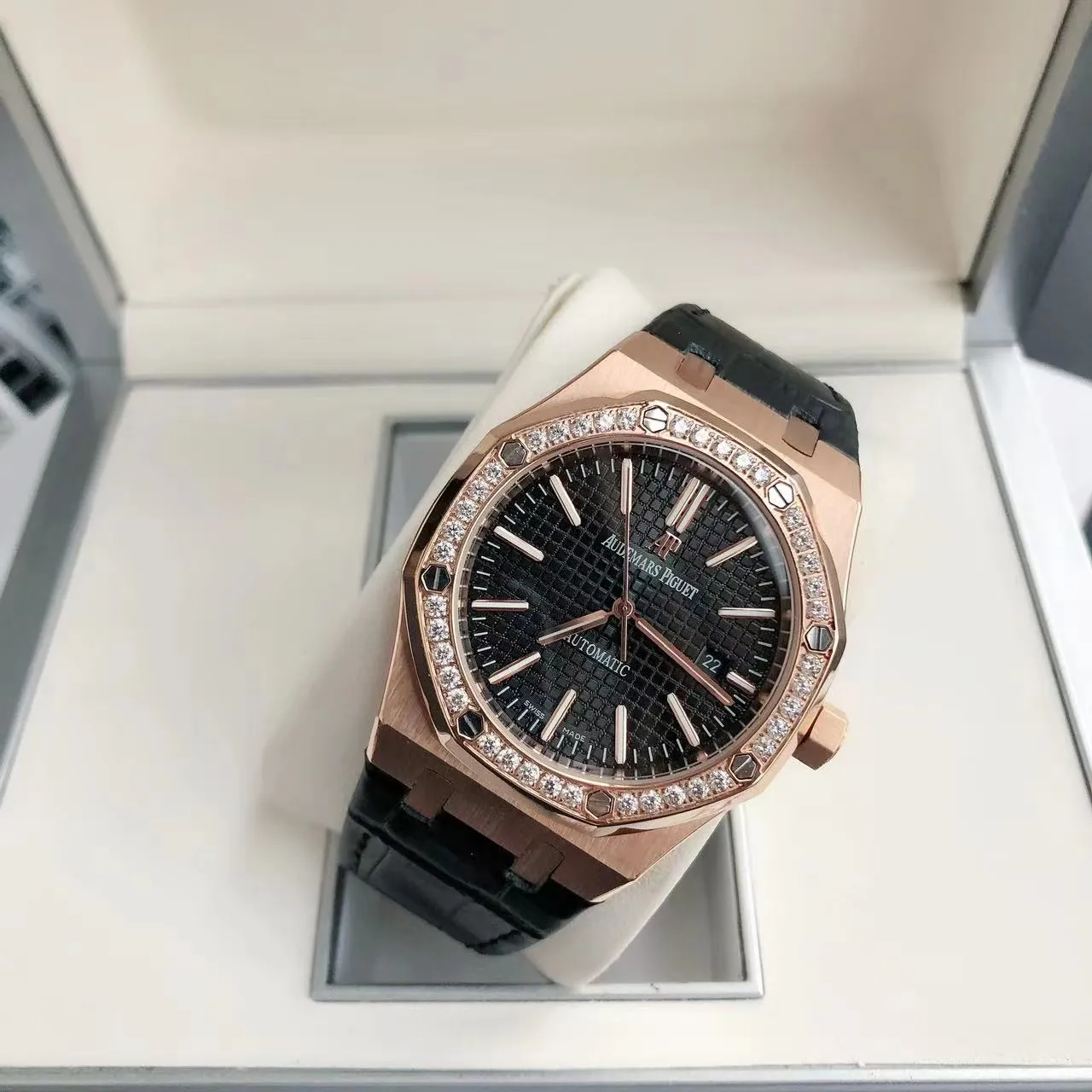 【High-end replica】💰1300! 【Customized all-in-one machine】💰1720! The 2024 newly upgraded Audemars Piguet 15400 series watch with diamond ring, as the most classic model of the Royal Oak series, has three hands and date display, unabashedly and vividly showing the luxurious and sporty atmosphere of the 15400 series. [Movement] GD products still adhere to the high cost performance and use 💯 brand new original Japanese imported Citizen 9015 automatic mechanical movement with zero repair, and correct the original movement top [Case] The case is made of 316 stainless steel with flawless white lines and clear and smooth lines. The ring is hand-inlaid with Swarovski crystal diamonds. The octagonal ring is equipped with eight screws and the bezel is bright and eye-catching. The size is 41mm/12mm. [Literature] The large checkered text is filled with fluorescent powder. It has a bright color and sharp contrast in the sun. The scale is filled with exclusive luminous light, which absorbs light quickly and has high durability. [Bracelet] Genuine leather bracelet with brushed texture on the case, equipped with a three-fold push-button buckle