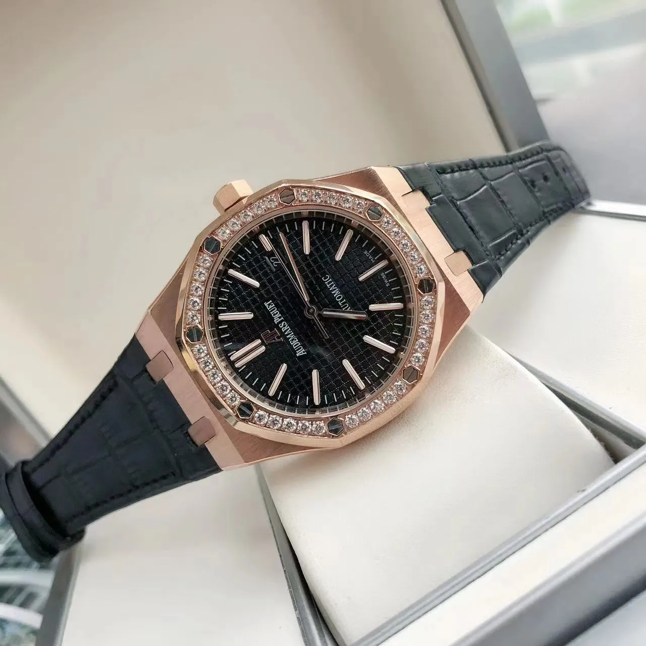 【High-end replica】💰1300! 【Customized all-in-one machine】💰1720! The 2024 newly upgraded Audemars Piguet 15400 series watch with diamond ring, as the most classic model of the Royal Oak series, has three hands and date display, unabashedly and vividly showing the luxurious and sporty atmosphere of the 15400 series. [Movement] GD products still adhere to the high cost performance and use 💯 brand new original Japanese imported Citizen 9015 automatic mechanical movement with zero repair, and correct the original movement top [Case] The case is made of 316 stainless steel with flawless white lines and clear and smooth lines. The ring is hand-inlaid with Swarovski crystal diamonds. The octagonal ring is equipped with eight screws and the bezel is bright and eye-catching. The size is 41mm/12mm. [Literature] The large checkered text is filled with fluorescent powder. It has a bright color and sharp contrast in the sun. The scale is filled with exclusive luminous light, which absorbs light quickly and has high durability. [Bracelet] Genuine leather bracelet with brushed texture on the case, equipped with a three-fold push-button buckle