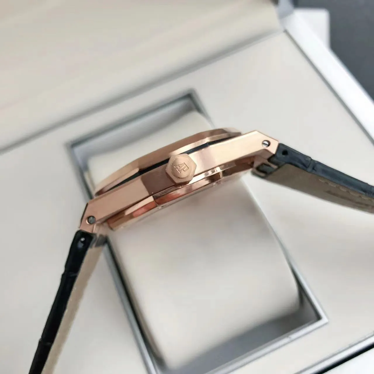 【High-end replica】💰1300! 【Customized all-in-one machine】💰1720! The 2024 newly upgraded Audemars Piguet 15400 series watch with diamond ring, as the most classic model of the Royal Oak series, has three hands and date display, unabashedly and vividly showing the luxurious and sporty atmosphere of the 15400 series. [Movement] GD products still adhere to the high cost performance and use 💯 brand new original Japanese imported Citizen 9015 automatic mechanical movement with zero repair, and correct the original movement top [Case] The case is made of 316 stainless steel with flawless white lines and clear and smooth lines. The ring is hand-inlaid with Swarovski crystal diamonds. The octagonal ring is equipped with eight screws and the bezel is bright and eye-catching. The size is 41mm/12mm. [Literature] The large checkered text is filled with fluorescent powder. It has a bright color and sharp contrast in the sun. The scale is filled with exclusive luminous light, which absorbs light quickly and has high durability. [Bracelet] Genuine leather bracelet with brushed texture on the case, equipped with a three-fold push-button buckle