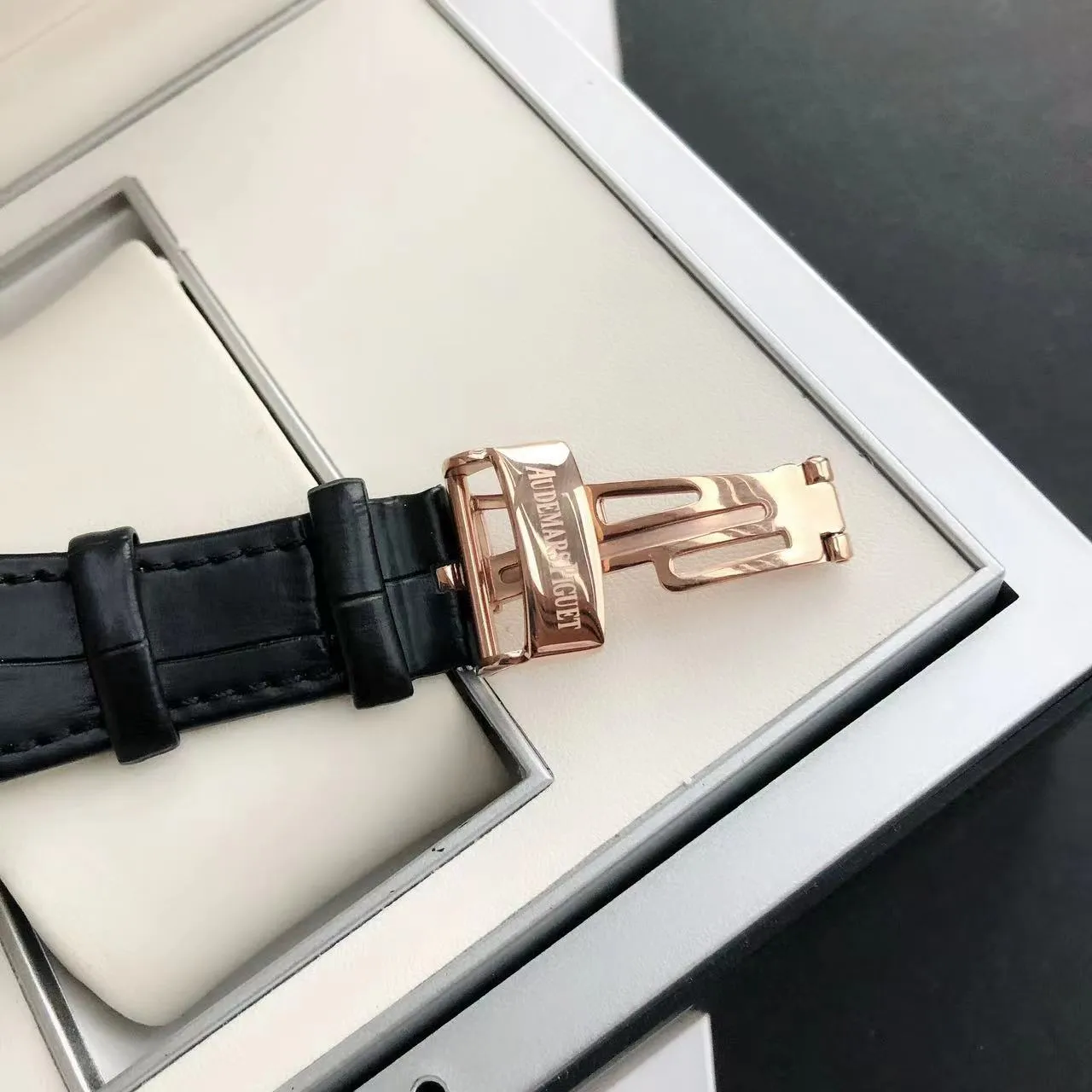 【High-end replica】💰1300! 【Customized all-in-one machine】💰1720! The 2024 newly upgraded Audemars Piguet 15400 series watch with diamond ring, as the most classic model of the Royal Oak series, has three hands and date display, unabashedly and vividly showing the luxurious and sporty atmosphere of the 15400 series. [Movement] GD products still adhere to the high cost performance and use 💯 brand new original Japanese imported Citizen 9015 automatic mechanical movement with zero repair, and correct the original movement top [Case] The case is made of 316 stainless steel with flawless white lines and clear and smooth lines. The ring is hand-inlaid with Swarovski crystal diamonds. The octagonal ring is equipped with eight screws and the bezel is bright and eye-catching. The size is 41mm/12mm. [Literature] The large checkered text is filled with fluorescent powder. It has a bright color and sharp contrast in the sun. The scale is filled with exclusive luminous light, which absorbs light quickly and has high durability. [Bracelet] Genuine leather bracelet with brushed texture on the case, equipped with a three-fold push-button buckle