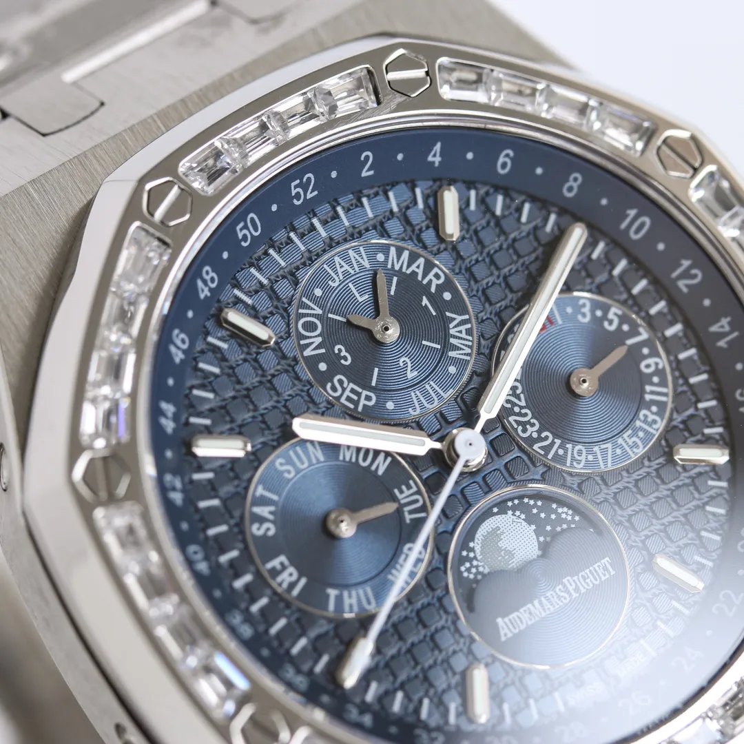 The fusion of quality and beauty! AP Audemars Piguet Royal Oak 26574ST series men's watch! A perfect and personalized experience! 1⃣️Diameter 41MM! 2⃣️ Equipped with a customized version of Cal.5134 movement, which perfectly restores functions! 3⃣️All functions such as calendar, day of the week, month, moon phase, etc. are all real functions and can be used normally. (Steel belt, tape, and belt models are optional) 3⃣️The watch case is made of 316L fine steel, and the entire case is CNC-processed with high precision, and the density is consistent with the original!           4⃣️The entire text is perfectly presented according to the original color! 5⃣️A three-piece set of shell cover, shell and bottom cover. The overall angle perfectly reflects the drawing process and the fusion of quality and beauty!