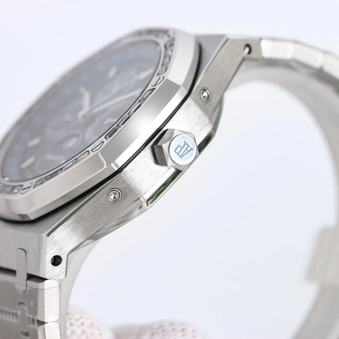 The fusion of quality and beauty! AP Audemars Piguet Royal Oak 26574ST series men's watch! A perfect and personalized experience! 1⃣️Diameter 41MM! 2⃣️ Equipped with a customized version of Cal.5134 movement, which perfectly restores functions! 3⃣️All functions such as calendar, day of the week, month, moon phase, etc. are all real functions and can be used normally. (Steel belt, tape, and belt models are optional) 3⃣️The watch case is made of 316L fine steel, and the entire case is CNC-processed with high precision, and the density is consistent with the original!           4⃣️The entire text is perfectly presented according to the original color! 5⃣️A three-piece set of shell cover, shell and bottom cover. The overall angle perfectly reflects the drawing process and the fusion of quality and beauty!