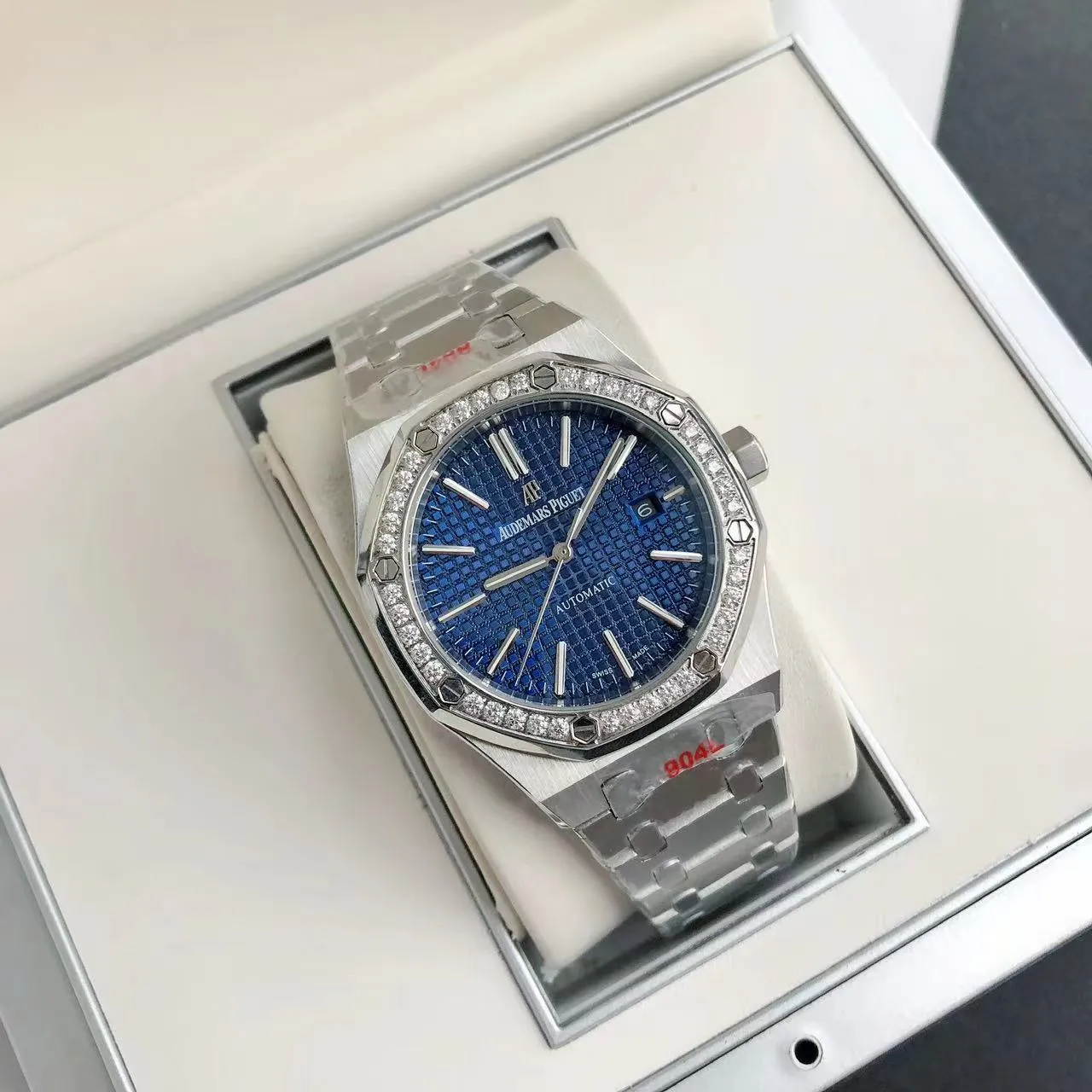 【High-end replica】💰1300! 【Customized all-in-one machine】💰1720! The 2024 newly upgraded Audemars Piguet 15400 series watch with diamond ring, as the most classic model of the Royal Oak series, has three hands and date display, unabashedly and vividly showing the luxurious and sporty atmosphere of the 15400 series. [Movement] GD products still adhere to the high cost performance and use 💯 brand new original Japanese imported Citizen 9015 automatic mechanical movement with zero repair, and correct the original movement top [Case] The case is made of 316 stainless steel with flawless white lines and clear and smooth lines. The ring is hand-inlaid with Swarovski crystal diamonds. The octagonal ring is equipped with eight screws and the bezel is bright and eye-catching. The size is 41mm/12mm. [Literature] The large checkered text is filled with fluorescent powder. It has a bright color and sharp contrast in the sun. The scale is filled with exclusive luminous light, which absorbs light quickly and has high durability. [Bracelet] 904L stainless steel strap with three-fold push-button buckle
