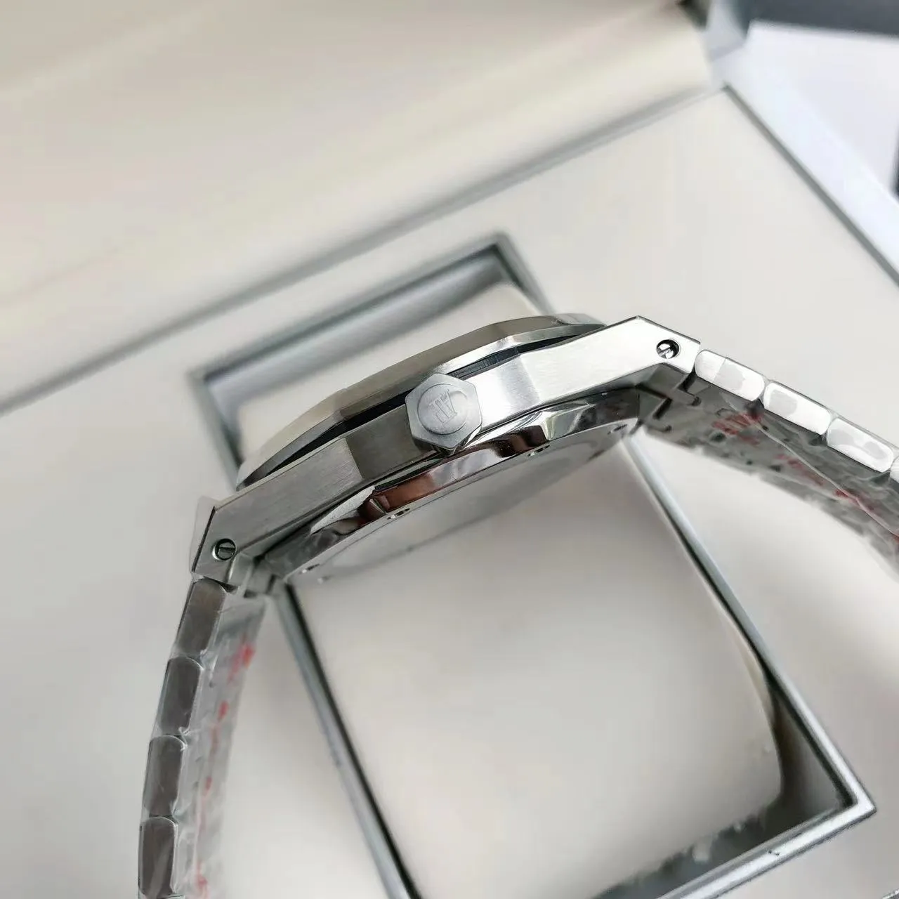 【High-end replica】💰1300! 【Customized all-in-one machine】💰1720! The 2024 newly upgraded Audemars Piguet 15400 series watch with diamond ring, as the most classic model of the Royal Oak series, has three hands and date display, unabashedly and vividly showing the luxurious and sporty atmosphere of the 15400 series. [Movement] GD products still adhere to the high cost performance and use 💯 brand new original Japanese imported Citizen 9015 automatic mechanical movement with zero repair, and correct the original movement top [Case] The case is made of 316 stainless steel with flawless white lines and clear and smooth lines. The ring is hand-inlaid with Swarovski crystal diamonds. The octagonal ring is equipped with eight screws and the bezel is bright and eye-catching. The size is 41mm/12mm. [Literature] The large checkered text is filled with fluorescent powder. It has a bright color and sharp contrast in the sun. The scale is filled with exclusive luminous light, which absorbs light quickly and has high durability. [Bracelet] 904L stainless steel strap with three-fold push-button buckle