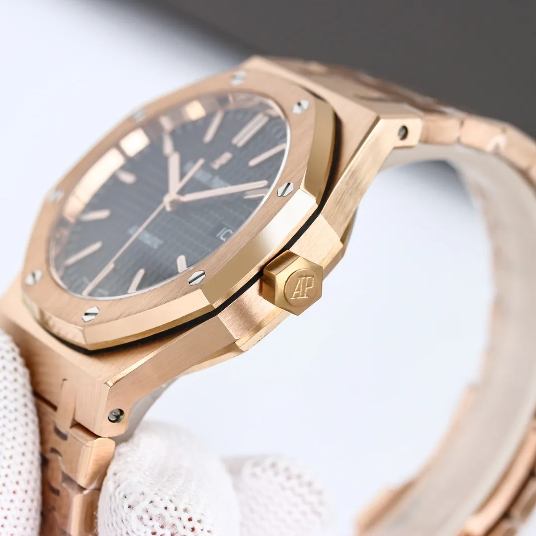 【High-end replica】💰1240! 【Customized all-in-one machine】💰1720! 【Top Replica】💰Private chat! Audemars Piguet Royal Oak 15500 - the pinnacle of steel watches currently on the market - demonstrates strength and is the defending "steel" king! [6 subtleties] 1. The genuine product is disassembled and the size is 41X10.4 mm, which is consistent with the original product! 2. Perfectly restore every detail of the authentic watch case, showing the masculine temperament of the authentic "angular, perseverant and courageous" watch. 3. The workmanship of the steel strap is impeccable, and is better than any steel strap watch on the market. The tightness of the "buffer belt" connecting the steel strap head and the watch title is exactly the same as the original. 4. The automatic rotor pays tribute to the original. It is the only version on the market that has the same color as the original (general versions on the market are reddish) and the ap family emblem is uniquely carved on it. 5. Break the concept of plywood and use Audemars Piguet CAL.4302 all-in-one machine! More stable, better and more real. 6. The "biscuit texture" of the dial is three-dimensional and full, full of energy! It is by no means an ordinary small factory that is in despair. Experience the wonderful experience and feel the difference! This picture was taken as a top-notch replica!