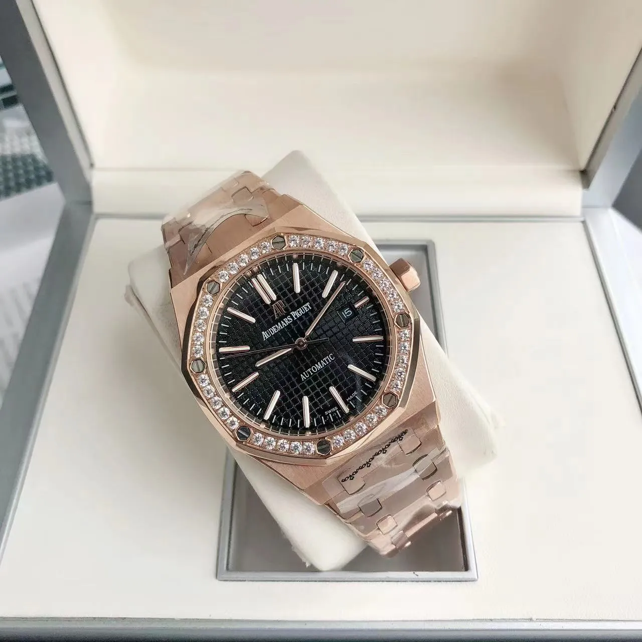 【High-end replica】💰1300! 【Customized all-in-one machine】💰1720! The 2024 newly upgraded Audemars Piguet 15400 series watch with diamond ring, as the most classic model of the Royal Oak series, has three hands and date display, unabashedly and vividly showing the luxurious and sporty atmosphere of the 15400 series. [Movement] GD products still adhere to the high cost performance and use 💯 brand new original Japanese imported Citizen 9015 automatic mechanical movement with zero repair, and correct the original movement top [Case] The case is made of 316 stainless steel with flawless white lines and clear and smooth lines. The ring is hand-inlaid with Swarovski crystal diamonds. The octagonal ring is equipped with eight screws and the bezel is bright and eye-catching. The size is 41mm/12mm. [Literature] The large checkered text is filled with fluorescent powder. It has a bright color and sharp contrast in the sun. The scale is filled with exclusive luminous light, which absorbs light quickly and has high durability. [Bracelet] 904L stainless steel strap with three-fold push-button buckle