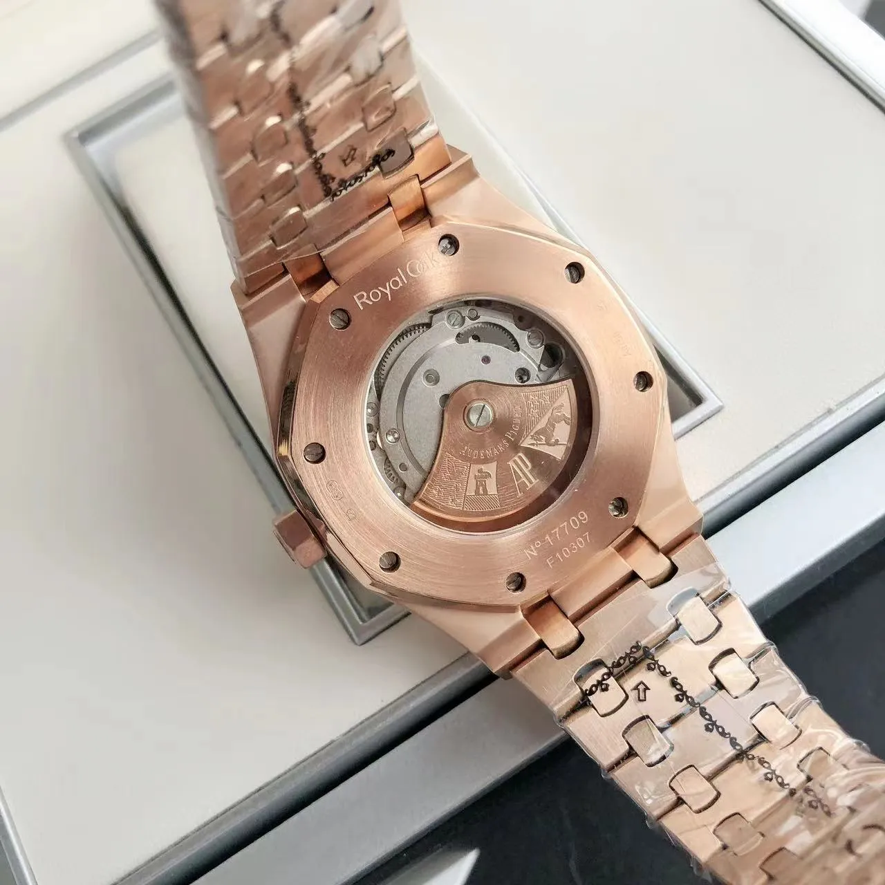【High-end replica】💰1300! 【Customized all-in-one machine】💰1720! The 2024 newly upgraded Audemars Piguet 15400 series watch with diamond ring, as the most classic model of the Royal Oak series, has three hands and date display, unabashedly and vividly showing the luxurious and sporty atmosphere of the 15400 series. [Movement] GD products still adhere to the high cost performance and use 💯 brand new original Japanese imported Citizen 9015 automatic mechanical movement with zero repair, and correct the original movement top [Case] The case is made of 316 stainless steel with flawless white lines and clear and smooth lines. The ring is hand-inlaid with Swarovski crystal diamonds. The octagonal ring is equipped with eight screws and the bezel is bright and eye-catching. The size is 41mm/12mm. [Literature] The large checkered text is filled with fluorescent powder. It has a bright color and sharp contrast in the sun. The scale is filled with exclusive luminous light, which absorbs light quickly and has high durability. [Bracelet] 904L stainless steel strap with three-fold push-button buckle