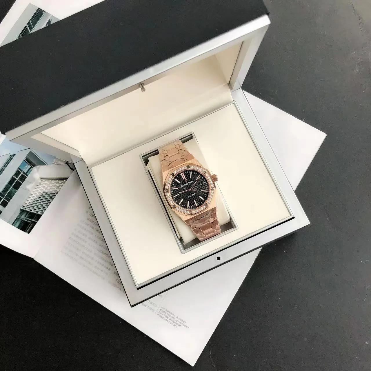 【High-end replica】💰1300! 【Customized all-in-one machine】💰1720! The 2024 newly upgraded Audemars Piguet 15400 series watch with diamond ring, as the most classic model of the Royal Oak series, has three hands and date display, unabashedly and vividly showing the luxurious and sporty atmosphere of the 15400 series. [Movement] GD products still adhere to the high cost performance and use 💯 brand new original Japanese imported Citizen 9015 automatic mechanical movement with zero repair, and correct the original movement top [Case] The case is made of 316 stainless steel with flawless white lines and clear and smooth lines. The ring is hand-inlaid with Swarovski crystal diamonds. The octagonal ring is equipped with eight screws and the bezel is bright and eye-catching. The size is 41mm/12mm. [Literature] The large checkered text is filled with fluorescent powder. It has a bright color and sharp contrast in the sun. The scale is filled with exclusive luminous light, which absorbs light quickly and has high durability. [Bracelet] 904L stainless steel strap with three-fold push-button buckle