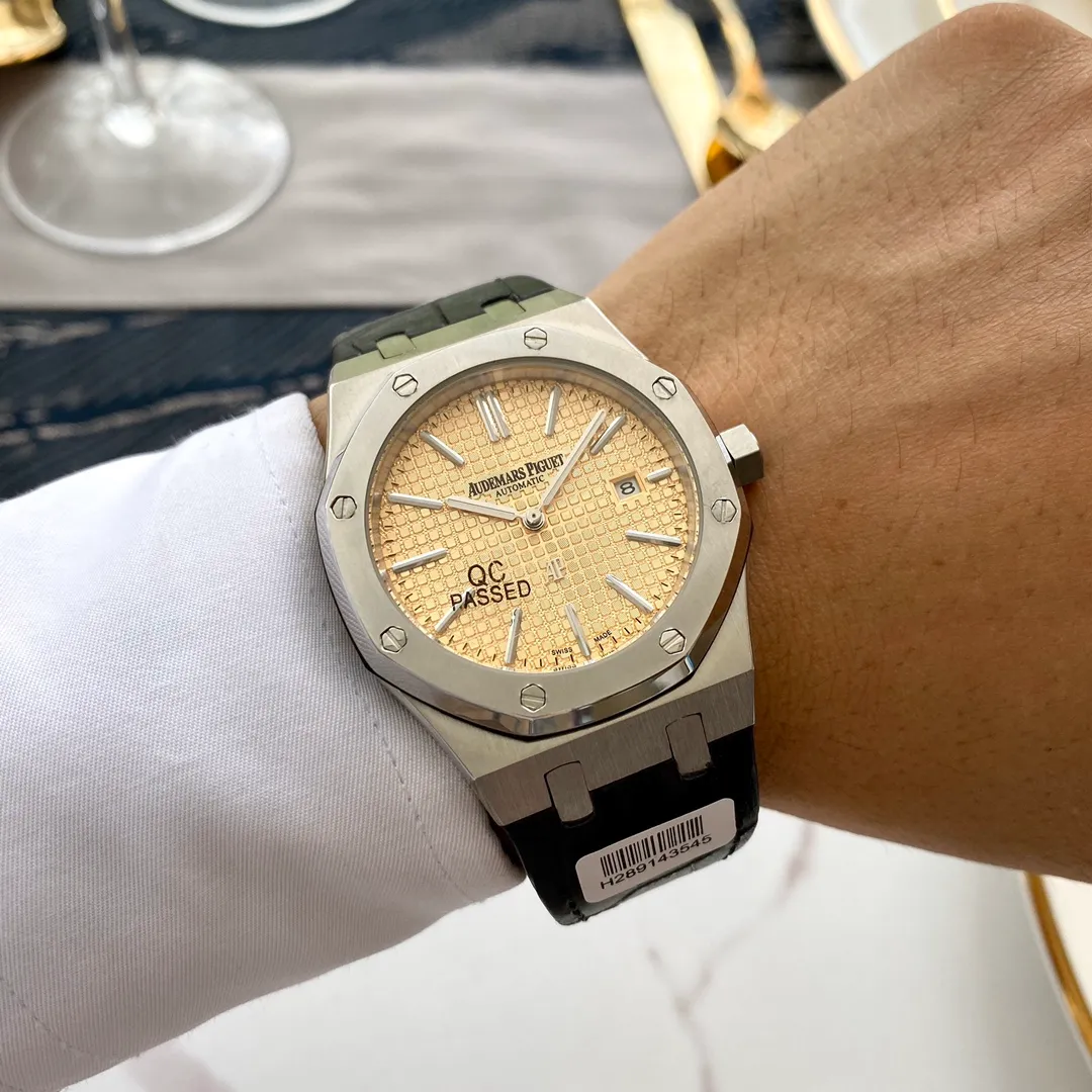 【Foreign trade import】💰1160! Audemars Piguet-Royal Oak AP‼ As the most basic model of the Royal Oak series, it does not have any special functions, only three hands and date display. The fully automatic machine unobstructedly and vividly demonstrates the luxurious and sporty atmosphere of the 15202ST series. The case is made of 316 stainless steel, with white and flawless lines, clear and smooth lines, and the octagonal ring is equipped with eight screws. The inlaid bezel is dazzling, with a size of 41mm/12mm. It uses fluorescent powder to fill the large checkered text. It is bright in sunlight and has a sharp contrast. The scales are filled with exclusive luminous light, which absorbs light quickly and has high durability. The 316 stainless steel bracelet synchronizes the brushed texture of the case and is equipped with a three-fold push-type buckle. ����Classic products continue to be produced🔥